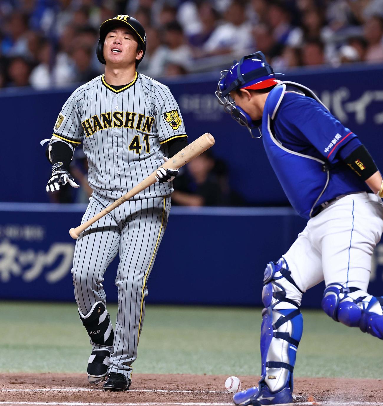 中日対阪神　2回表阪神無死一、二塁、村上は送りバントを失敗する（撮影・上田博志）