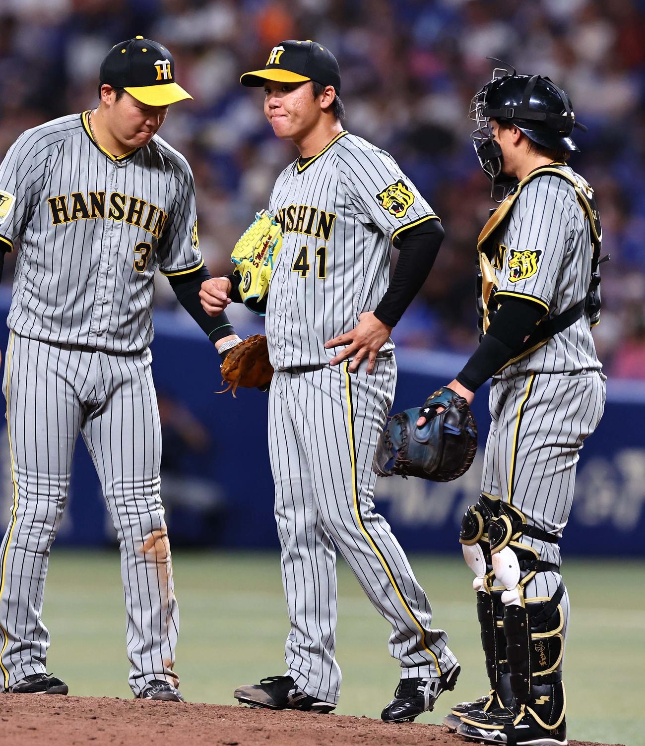 中日対阪神　村上頌樹（中央）は5回途中で降板する（撮影・上田博志）