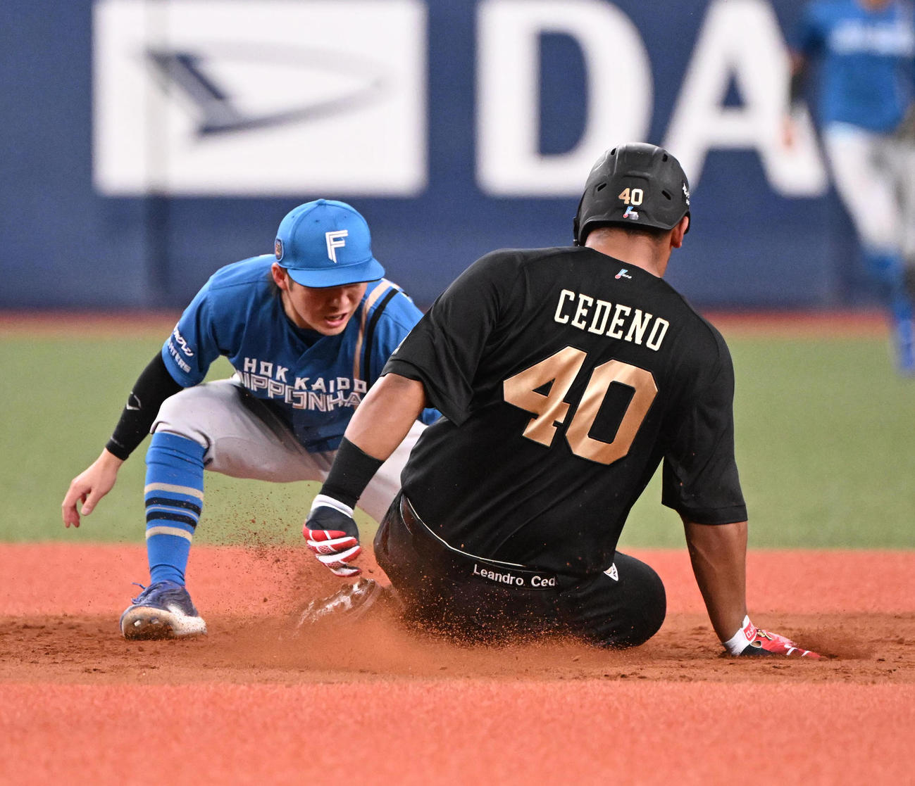 オリックス対日本ハム　4回裏オリックス2死一塁、盗塁を試みたセデーニョはタッチアウトとなる、野手上川畑（撮影・和賀正仁）
