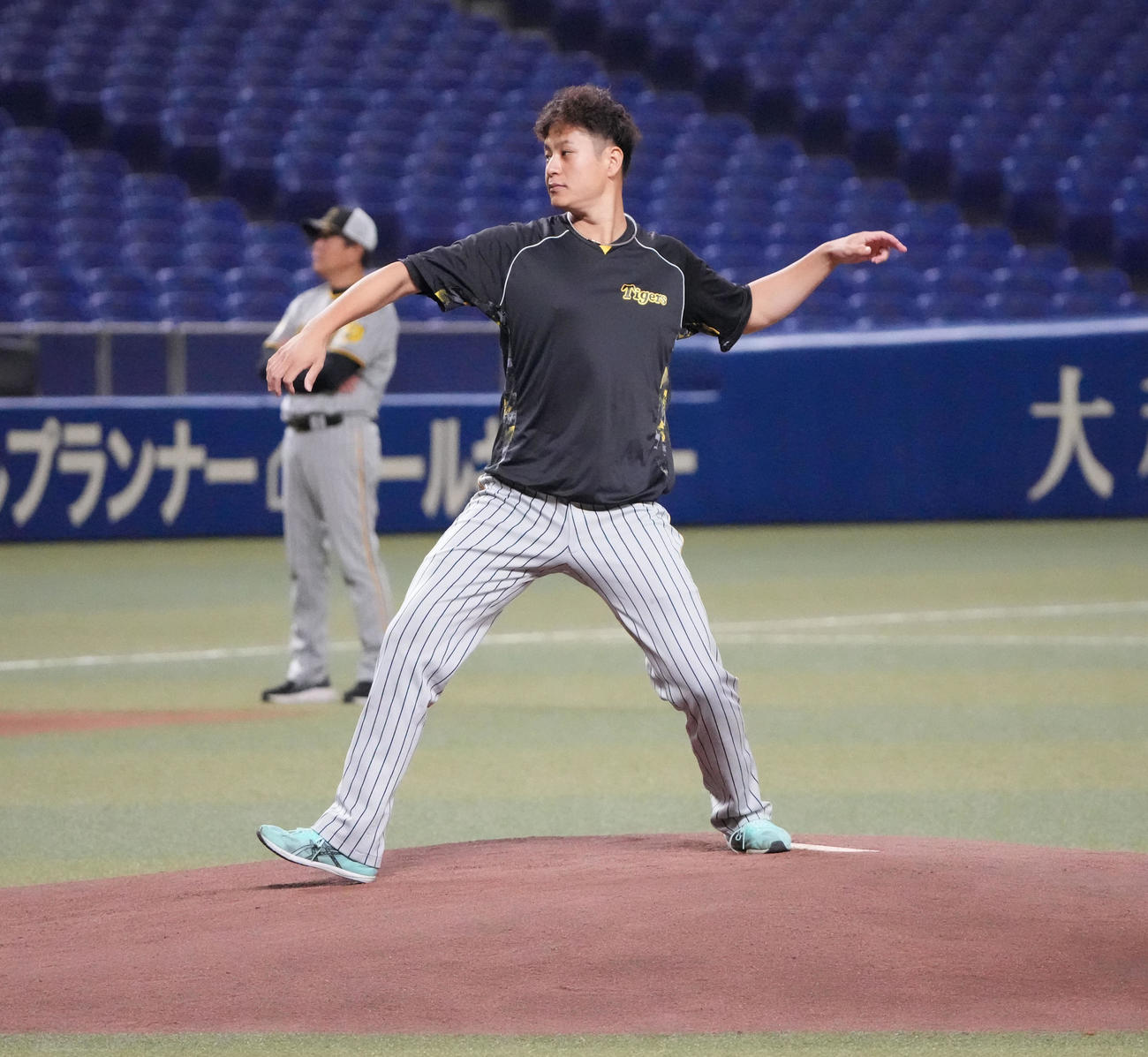 中日対阪神　マウンドの感触を確かめる大竹（右）（撮影・森本幸一）