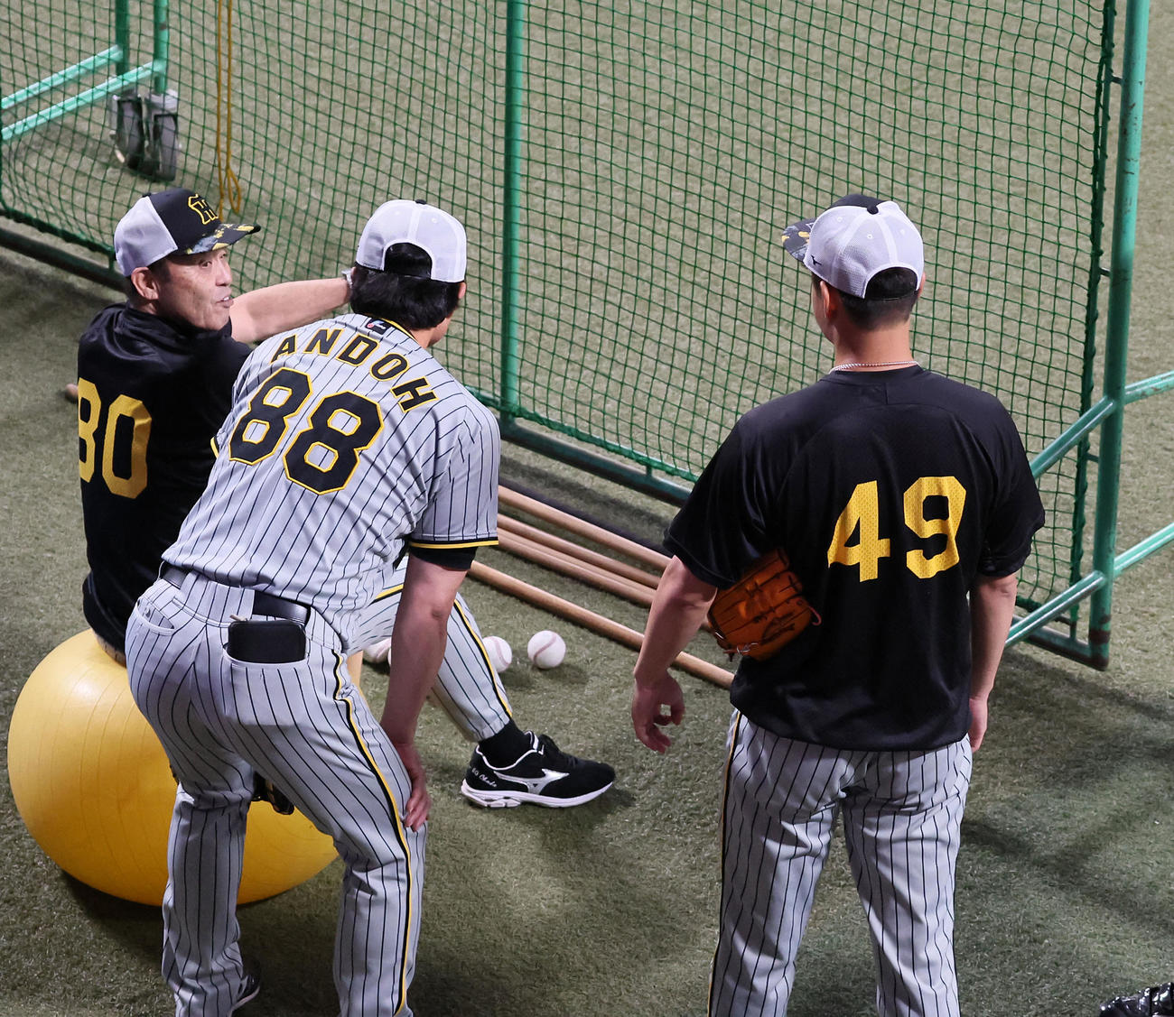 中日対阪神　練習中、センターで岡田監督（左）は大竹、コーチ陣と話す（撮影・加藤哉）