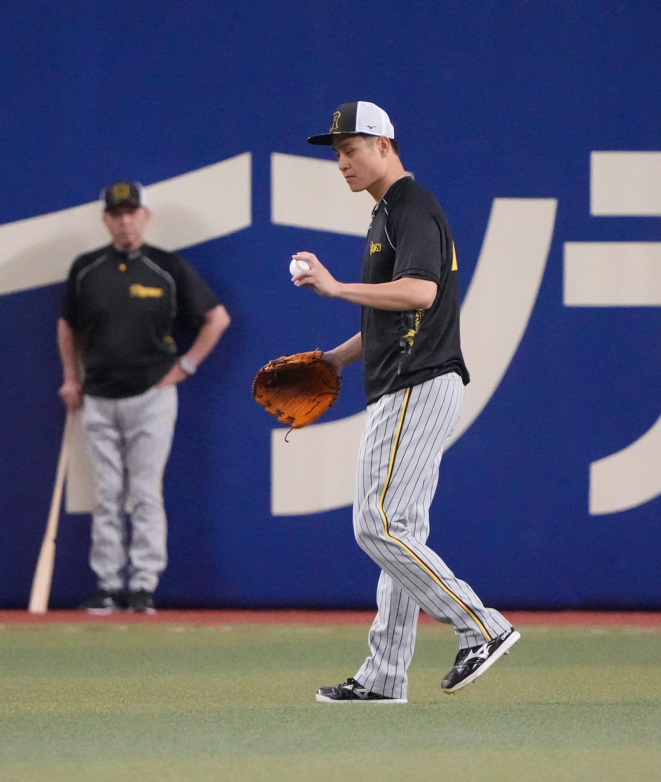 中日対阪神　試合前、キャッチボールをする大竹耕太郎（右）（撮影・森本幸一）