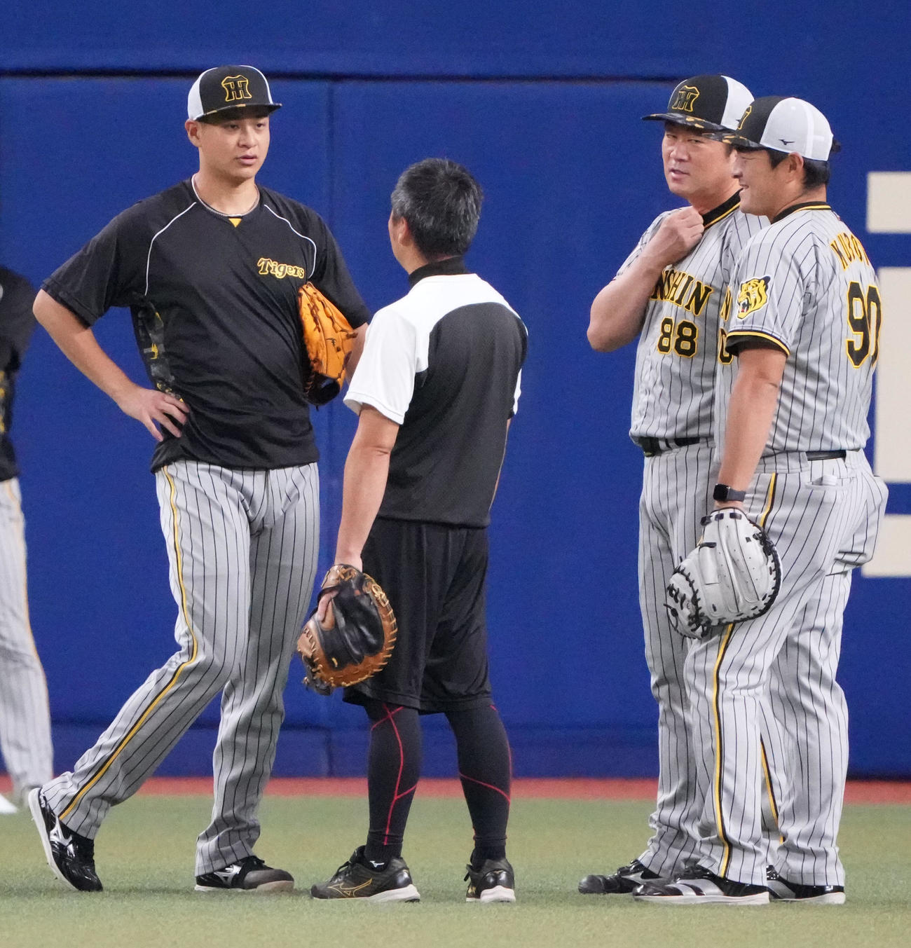 中日対阪神　試合前、安藤投手コーチ、久保田投手コーチらと言葉を交わす大竹（左）（撮影・森本幸一）