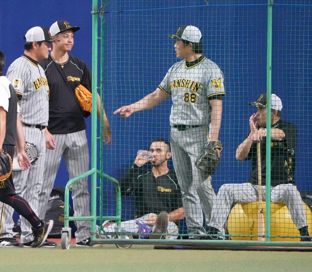 中日対阪神　試合前、岡田監督（右）らと言葉を交わす大竹（左から2人目）（撮影・森本幸一）