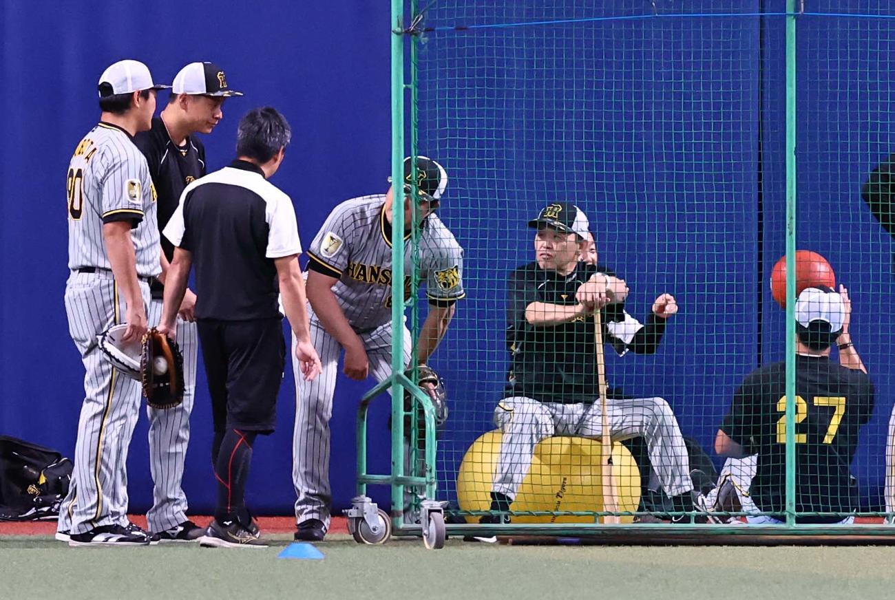 中日対阪神　大竹（左から2人目）は岡田監督（右から2人目）と話をする（撮影・上田博志）