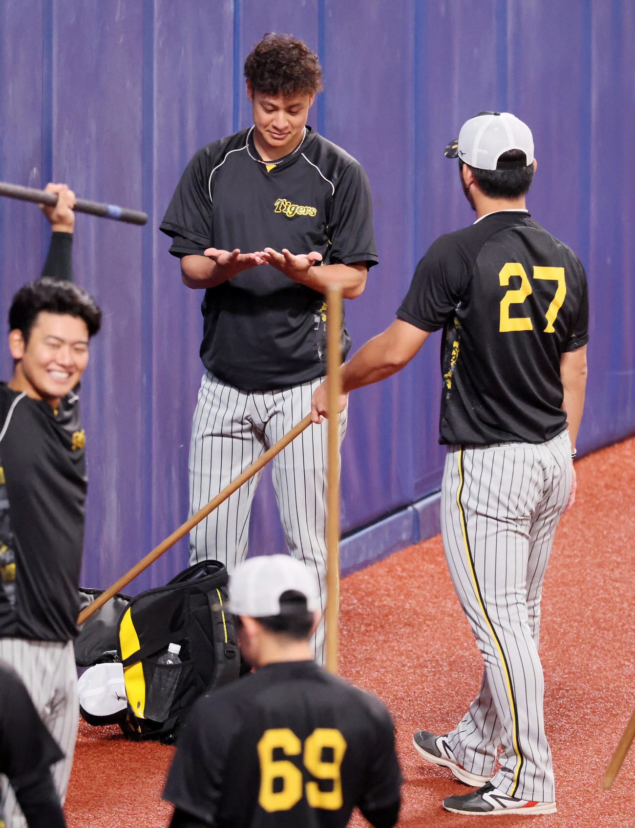 中日対阪神　練習中、手を見る大竹。右は伊藤将（撮影・加藤哉）
