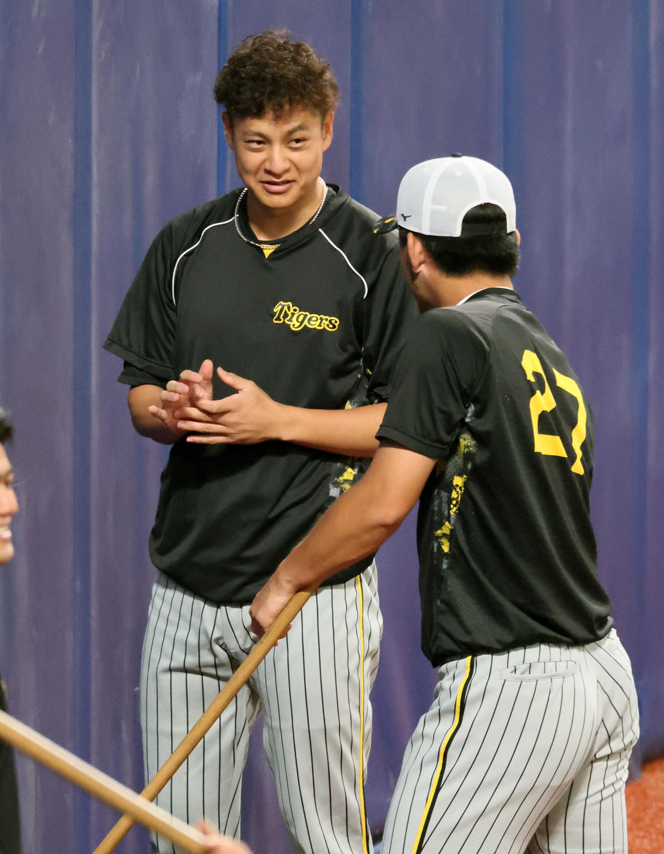 中日対阪神　練習中、手を見る大竹。右は伊藤将（撮影・加藤哉）