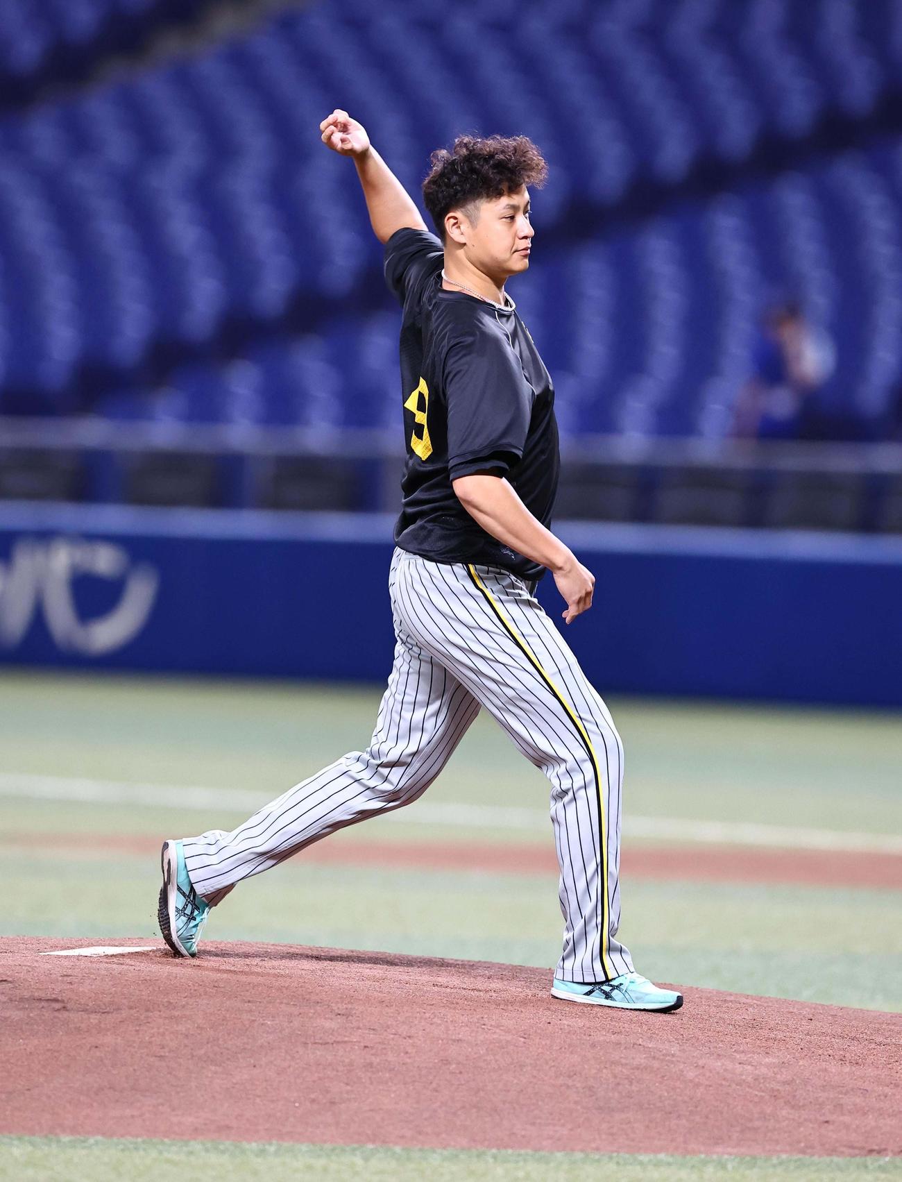 中日対阪神　バンテリンドームナゴヤのマウンドでシャドーピッチングをする大竹（撮影・上田博志）