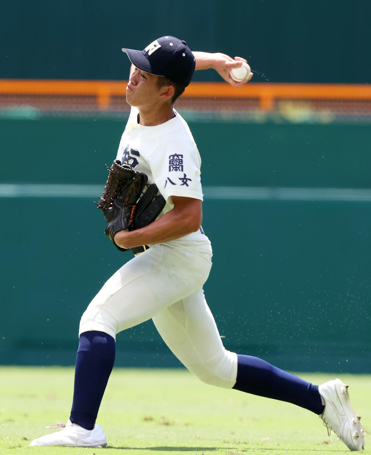 京都国際対西日本短大付　2回表京都国際2死一、二塁、右翼手・斉藤は金本の右前打を捕球しバックホームで二走・長谷川をホームで刺す（撮影・上山淳一）