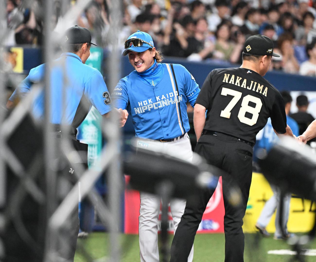 オリックス対日本ハム　オリックス中嶋監督（右）とメンバー表の交換をする日本ハム新庄剛監督（撮影・和賀正仁）