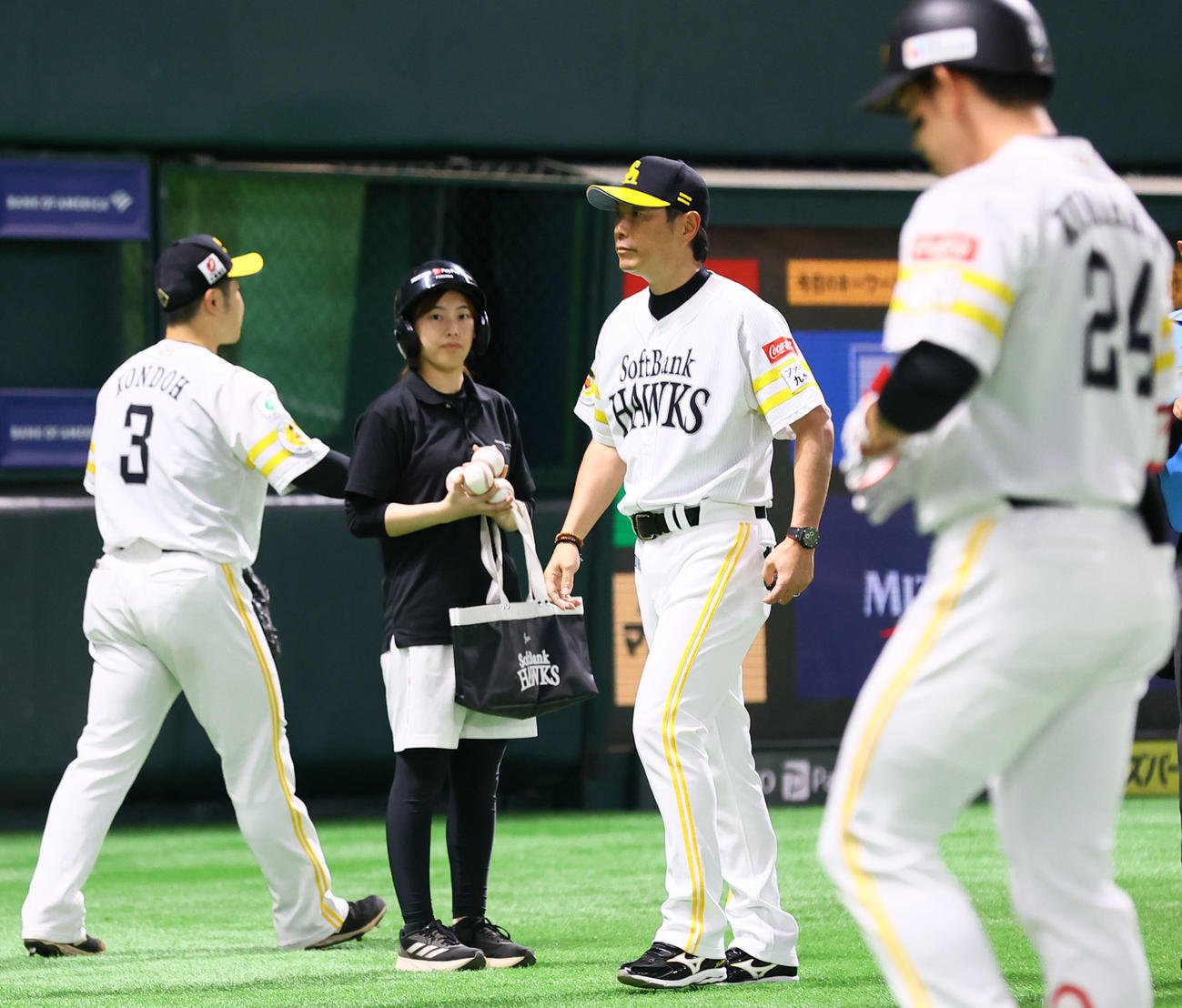 ソフトバンク対ロッテ　審判に選手交代を告げた小久保監督はベンチに引きあげる（撮影・梅根麻紀）