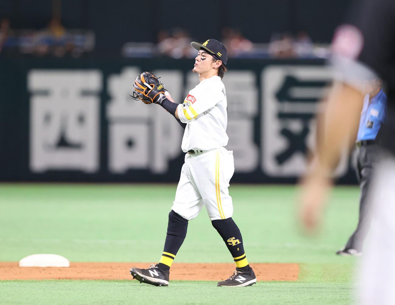ソフトバンク対ロッテ　8回表ロッテ無死、高部の打球をこぼしてしまう二塁手の牧原大（撮影・梅根麻紀）