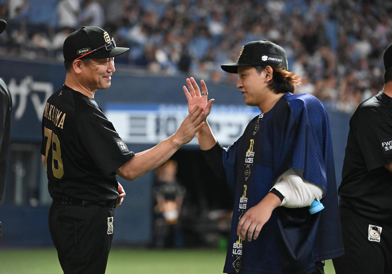 オリックス対日本ハム　日本ハムに勝利しタッチを交わすオリックス中嶋聡監督（左）と宮城（撮影・和賀正仁）
