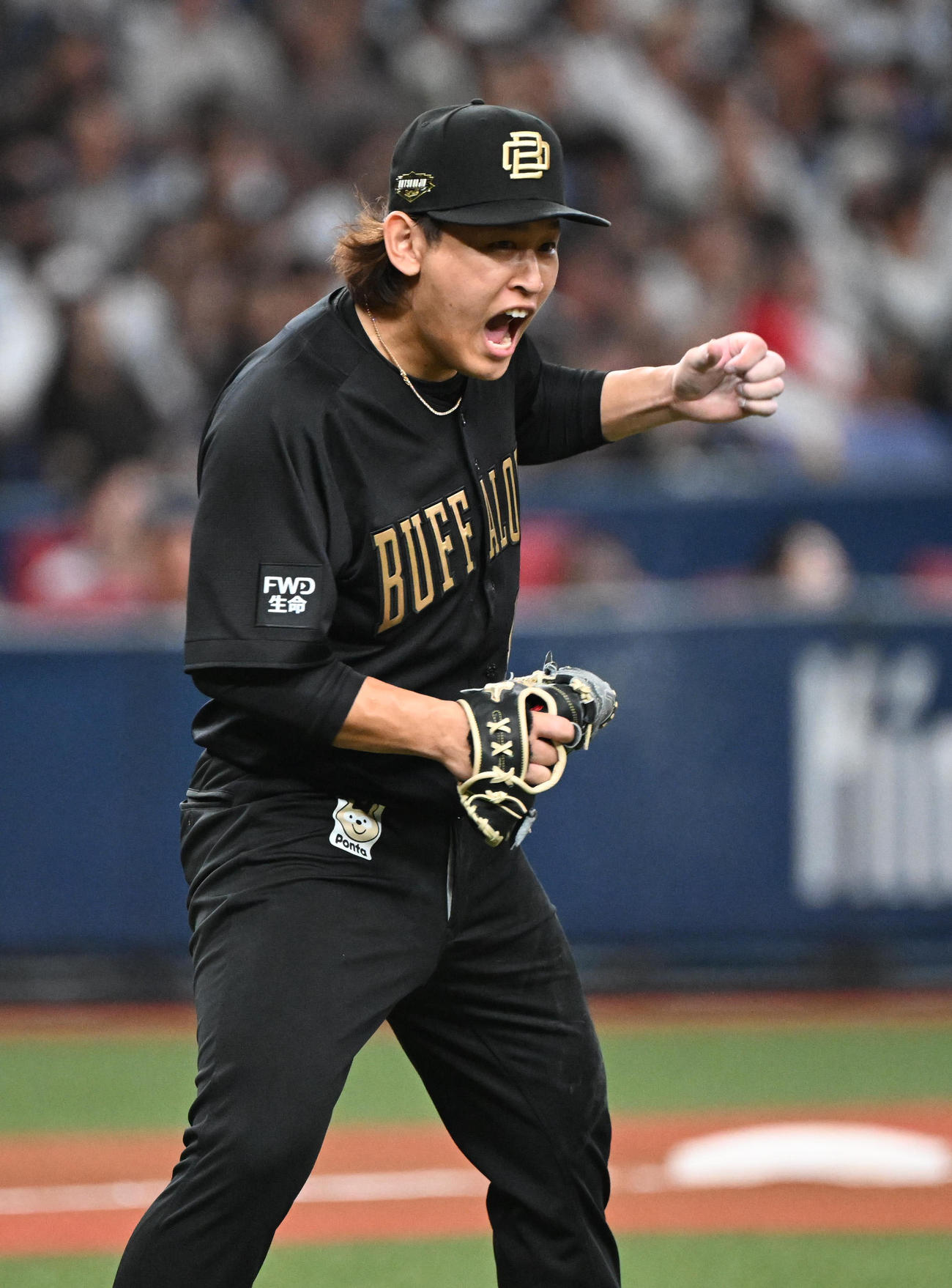 オリックス対日本ハム　7回表日本ハム2死二塁、野村を中飛に打ち取りガッツポーズする宮城（撮影・和賀正仁）