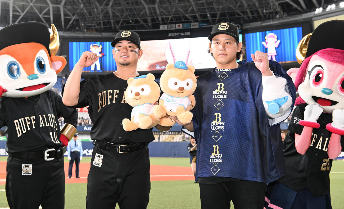 オリックス対日本ハム　ヒーローインタビュー後、ポーズを取るオリックス森（左）と宮城（撮影・和賀正仁）