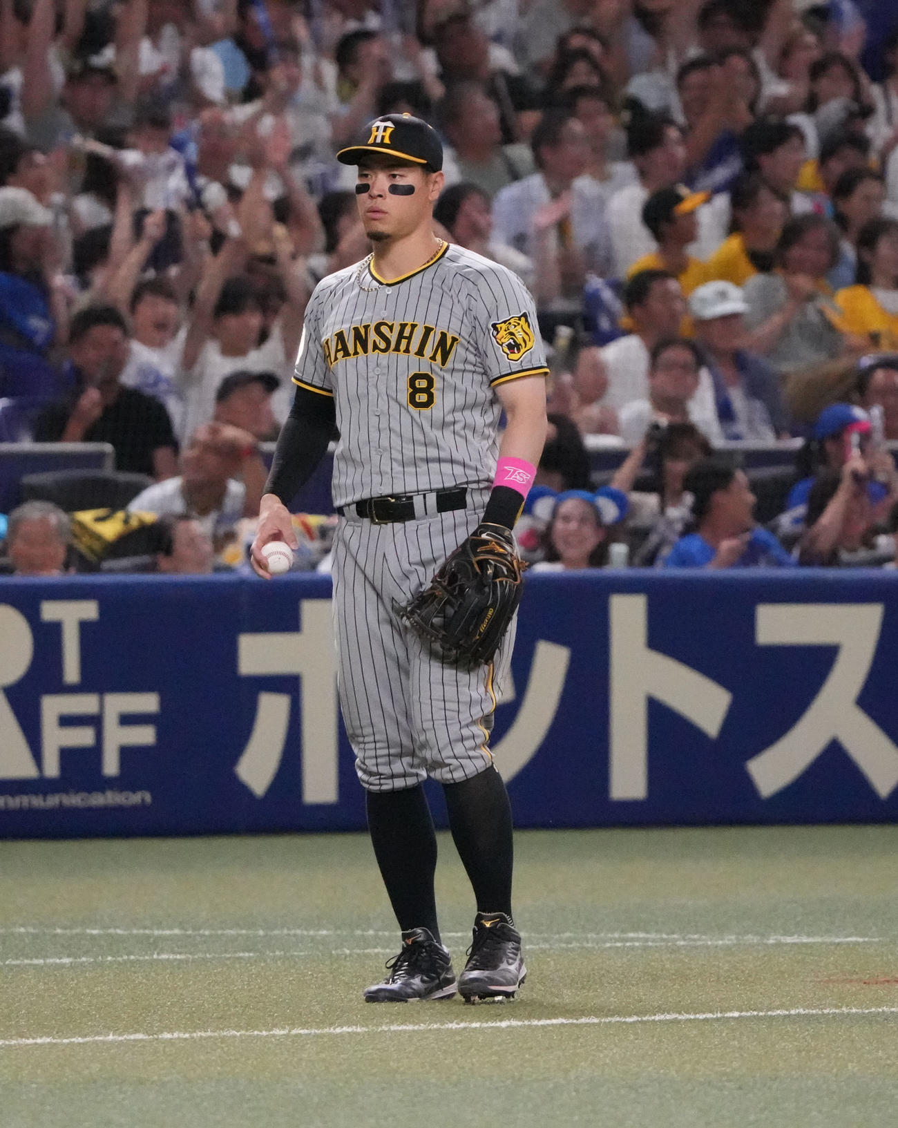 中日対阪神　9回裏中日2死満塁、木浪から送球を受けるも何もできない佐藤輝（撮影・森本幸一）