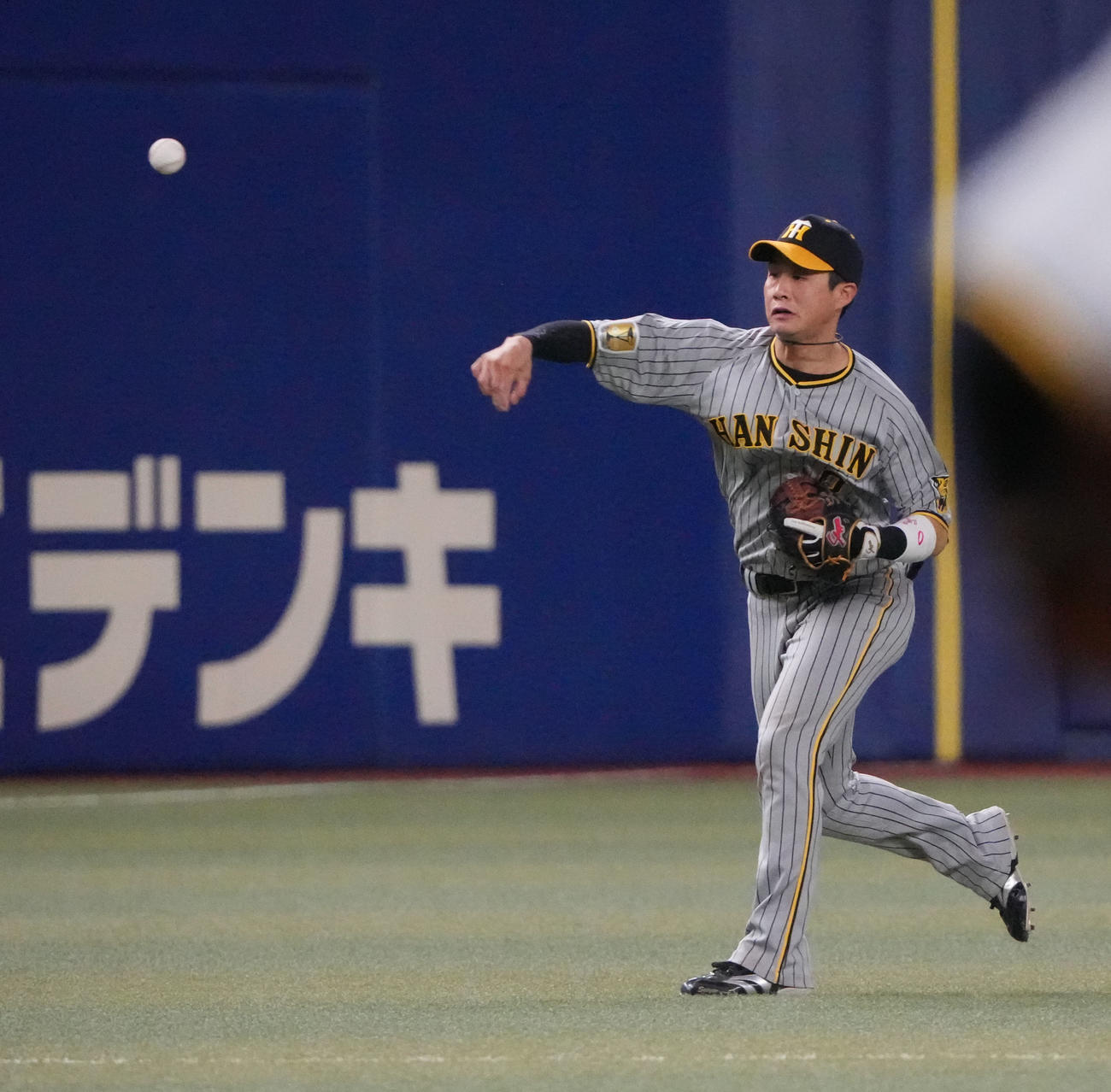 中日対阪神　9回裏中日2死満塁、福永の打球を捕球し三塁へ送球する木浪（撮影・森本幸一）