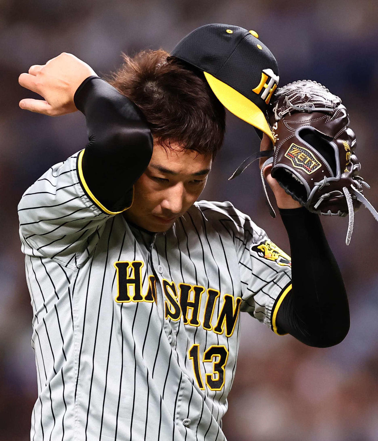中日対阪神　9回、同点に追いつかれた岩崎は悔しそうな表情でベンチに引き揚げる（撮影・上田博志）