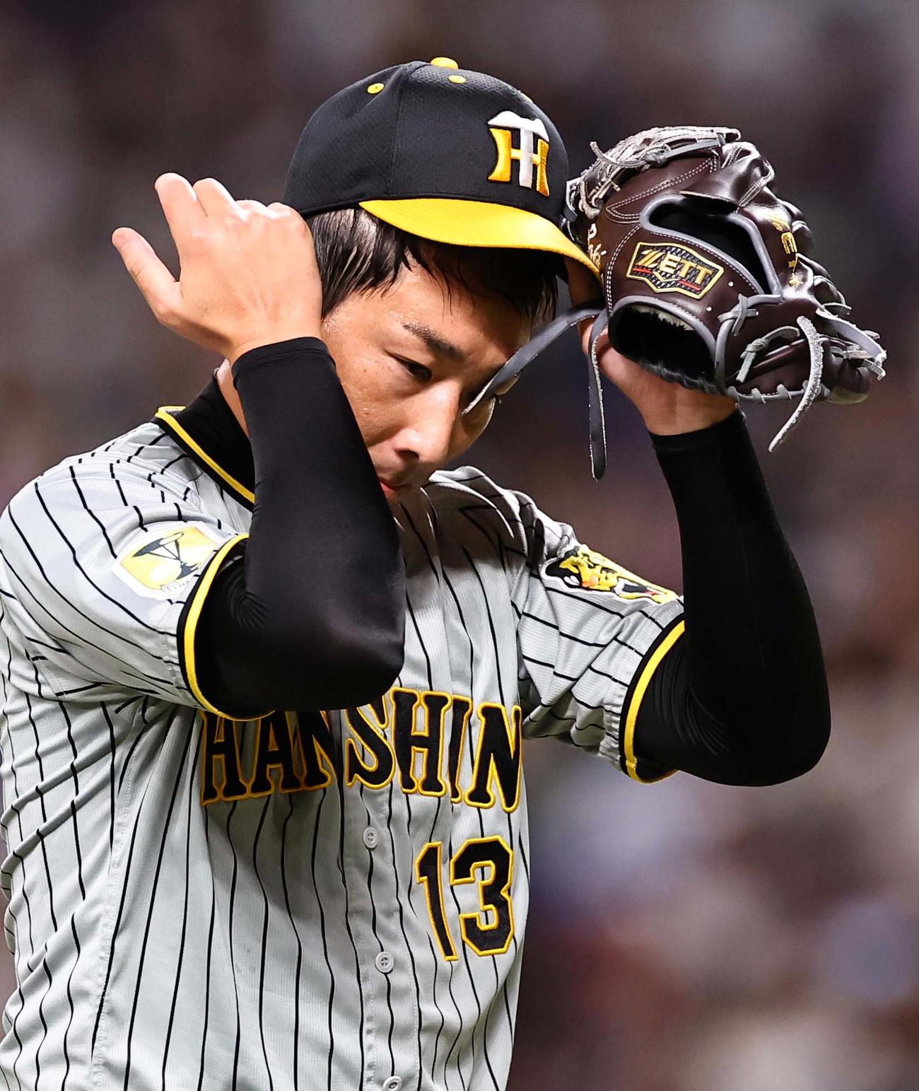 中日対阪神　9回、同点に追いつかれた岩崎は悔しそうな表情でベンチに引き揚げる（撮影・上田博志）