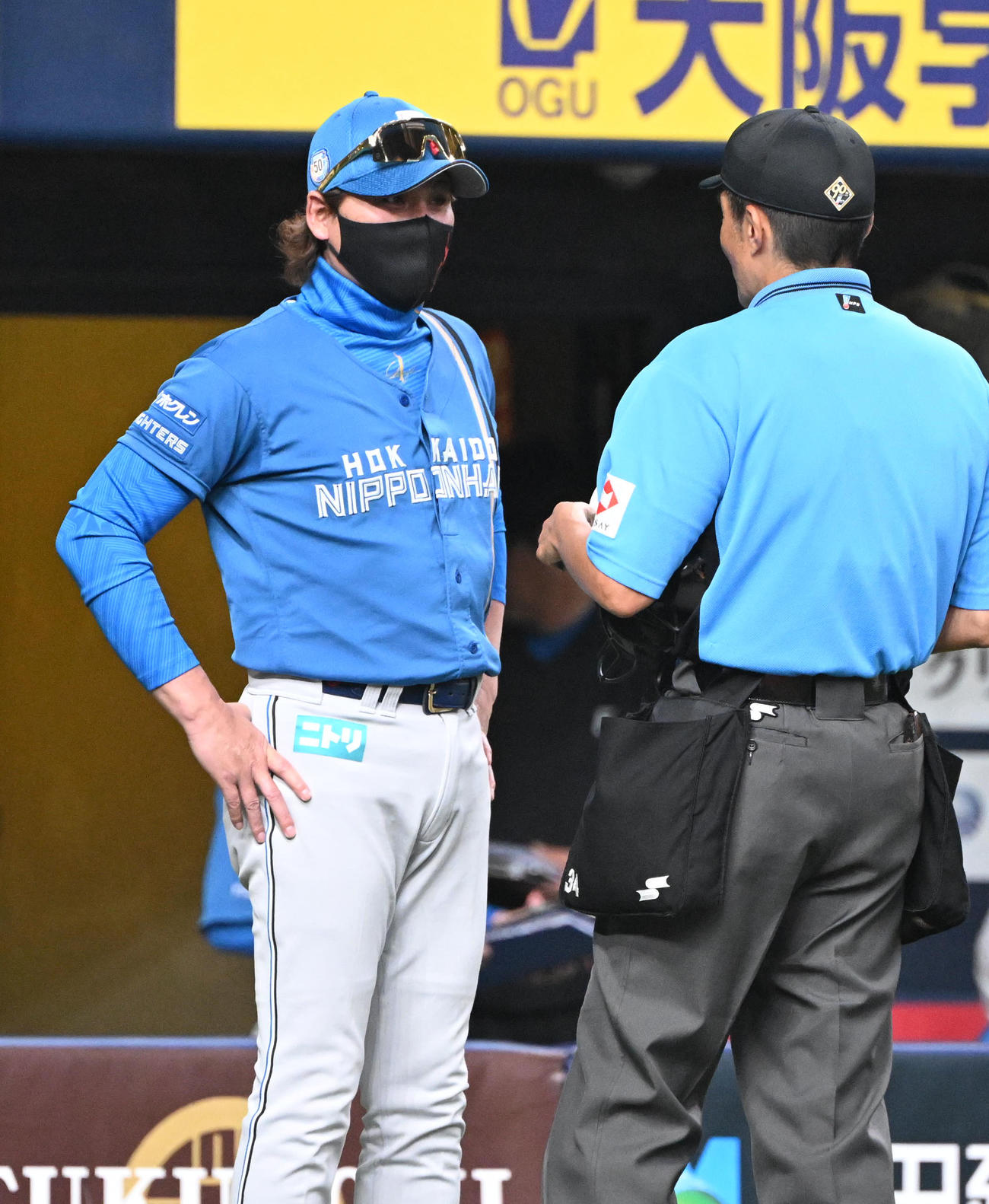 オリックス対日本ハム　8回表を終え選手の交代を告げる日本ハム新庄監督（撮影・和賀正仁）