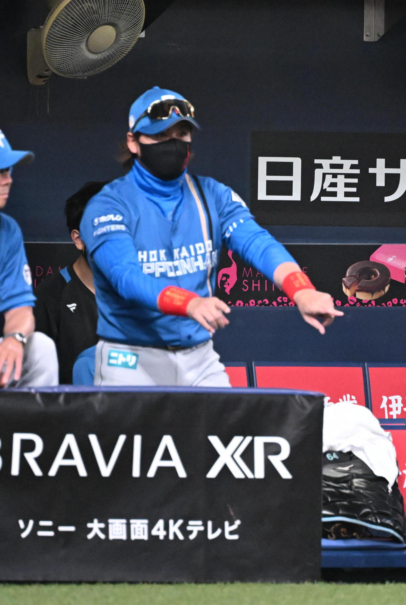 オリックス対日本ハム　2回表日本ハム1死一塁、上川畑の一塁アウトの判定でリクエストする新庄監督（撮影・和賀正仁）