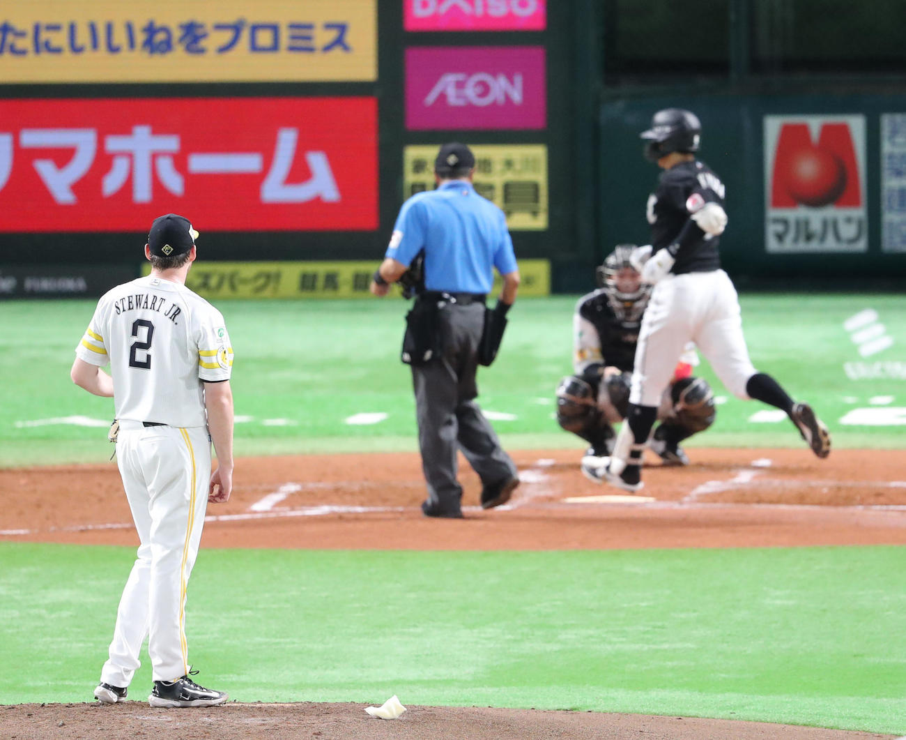 ソフトバンク対ロッテ　2回表ロッテ1死一塁、中村奨に同点の左越え2点本塁打を浴びたスチュワート（撮影・鬼束羽瑠菜）