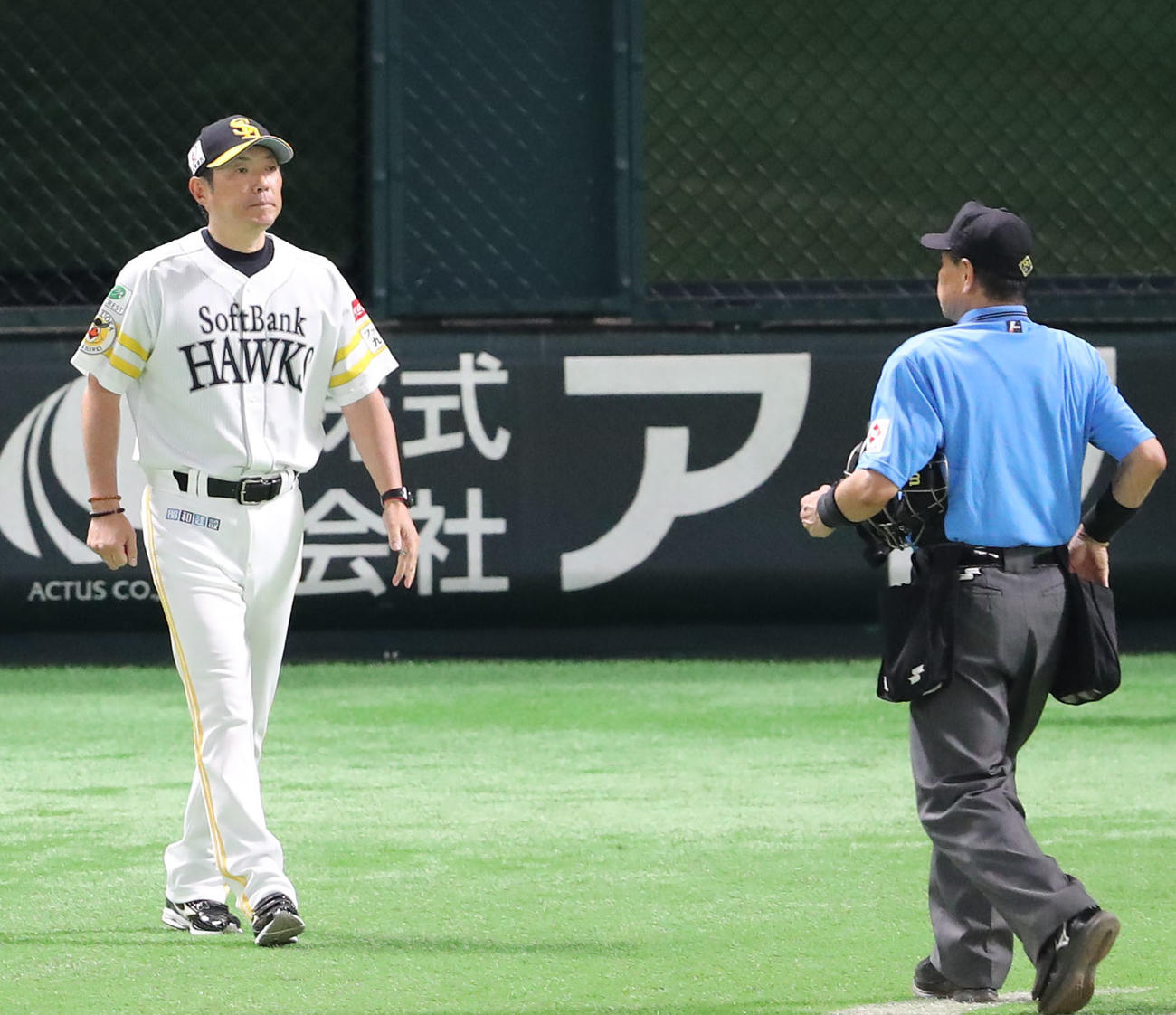 ソフトバンク対ロッテ　投手交代を告げる小久保監督（撮影・鬼束羽瑠菜）