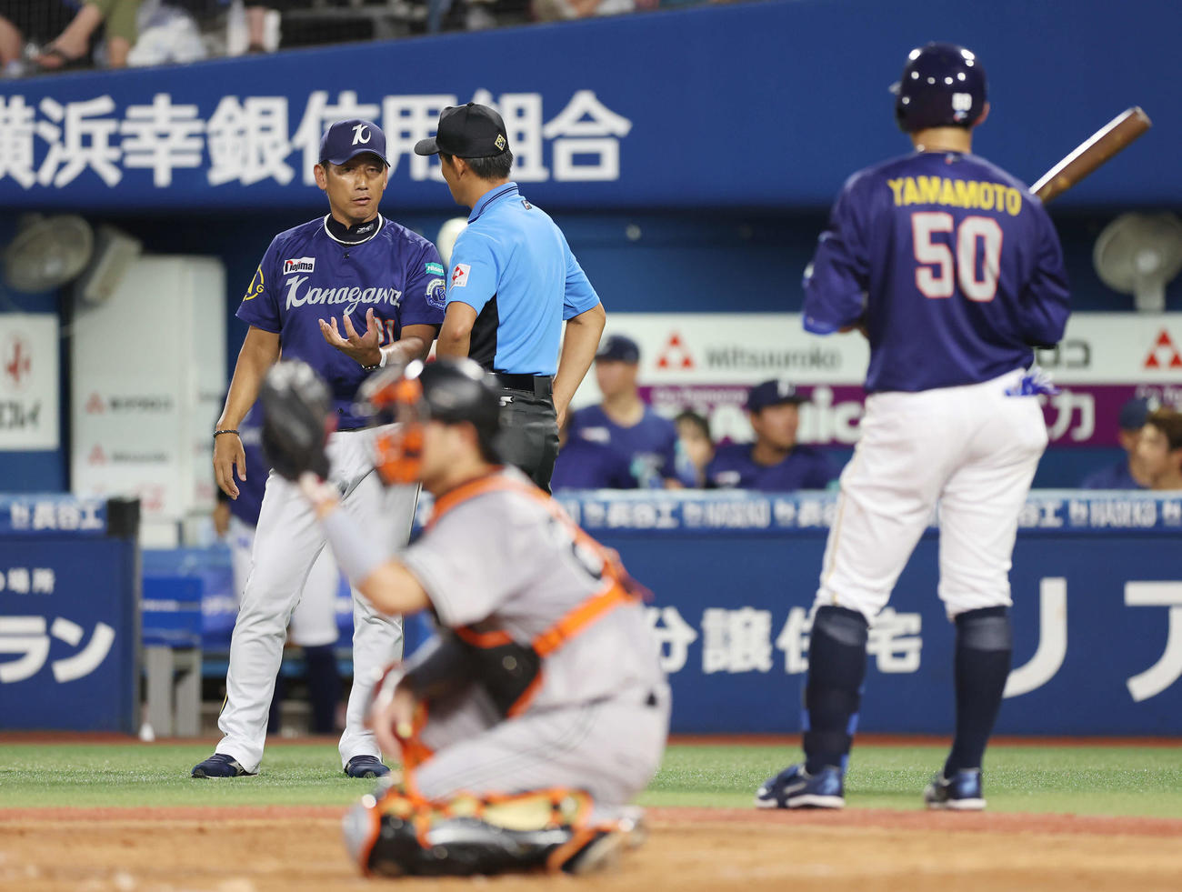 DeNA対巨人　2回裏DeNA1死一塁、山本の空振り三振の判定に抗議する三浦監督（撮影・宮地輝）