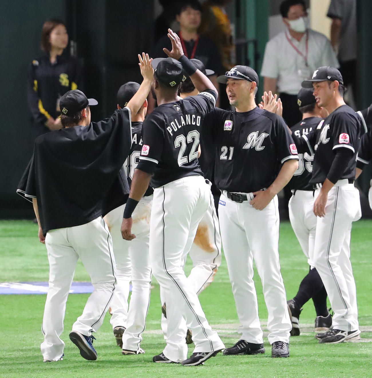ソフトバンク対ロッテ　ソフトバンクに勝利しタッチをかわす吉井監督（右）とポランコ（撮影・鬼束羽瑠菜）