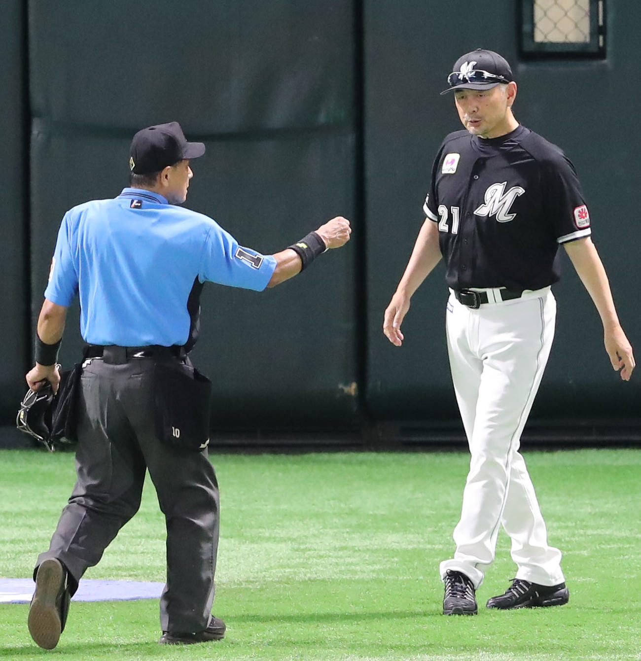 ソフトバンク対ロッテ　投手交代を告げる吉井監督（撮影・鬼束羽瑠菜）