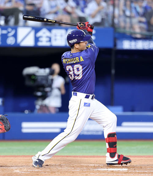 DeNA】西浦直亨が珍打？ 代打でプロ2本目、9年ぶり三塁打でチャンス