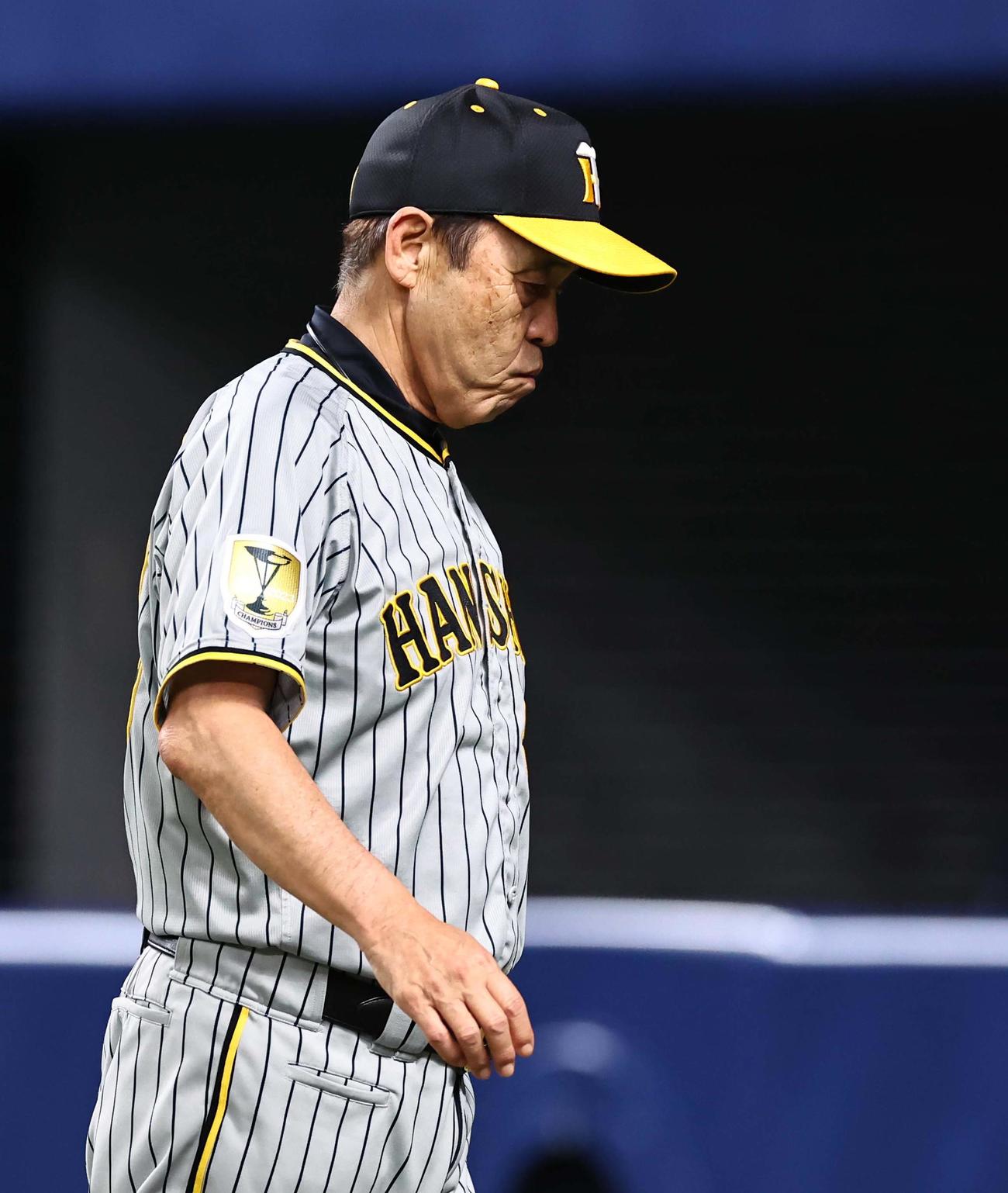 中日対阪神　選手交代を告げる岡田監督（撮影・上田博志）