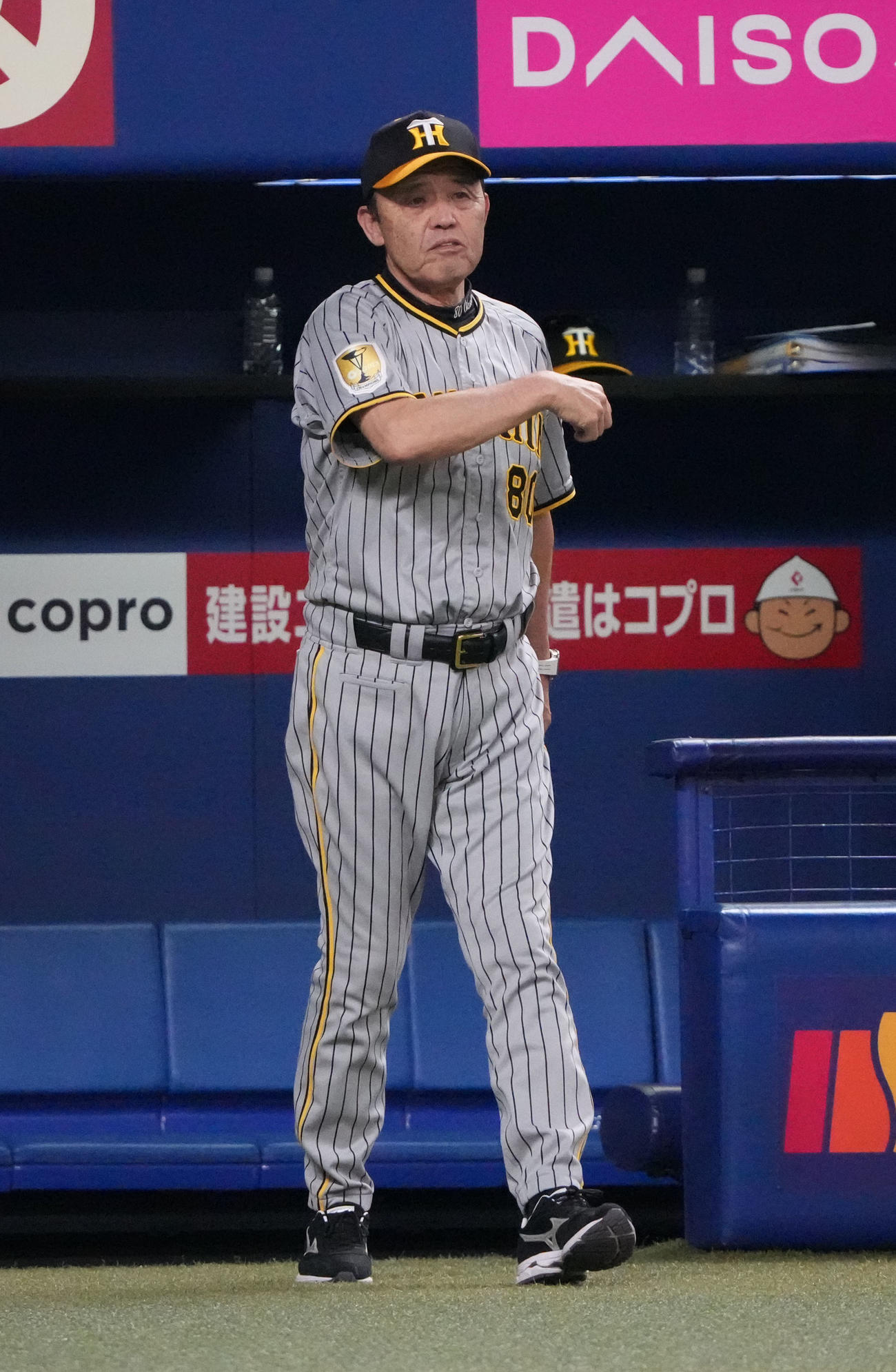 中日対阪神　10回表終了、選手交代を告げる岡田監督（撮影・森本幸一）