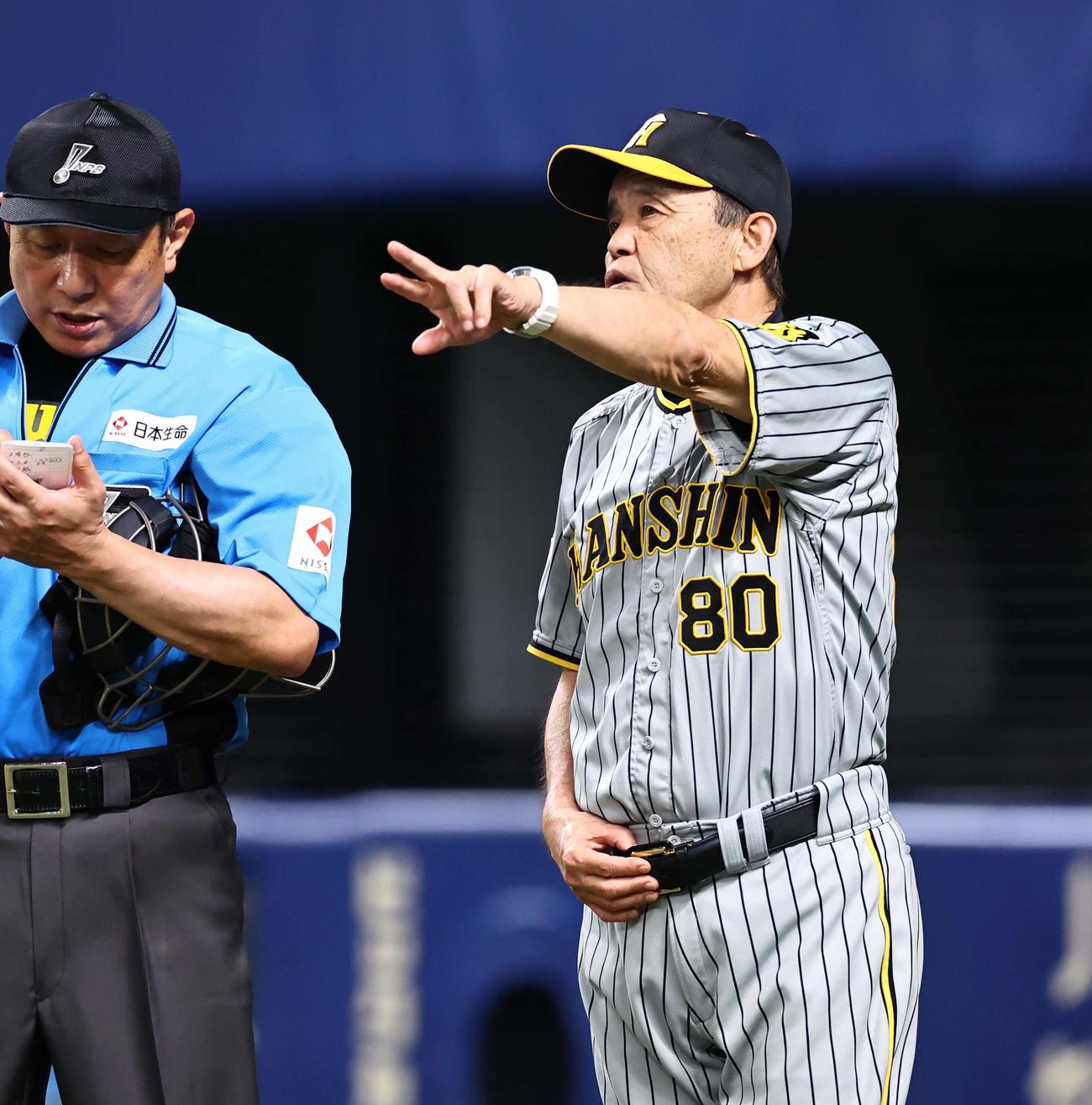 中日対阪神　選手交代を告げる岡田監督（撮影・上田博志）