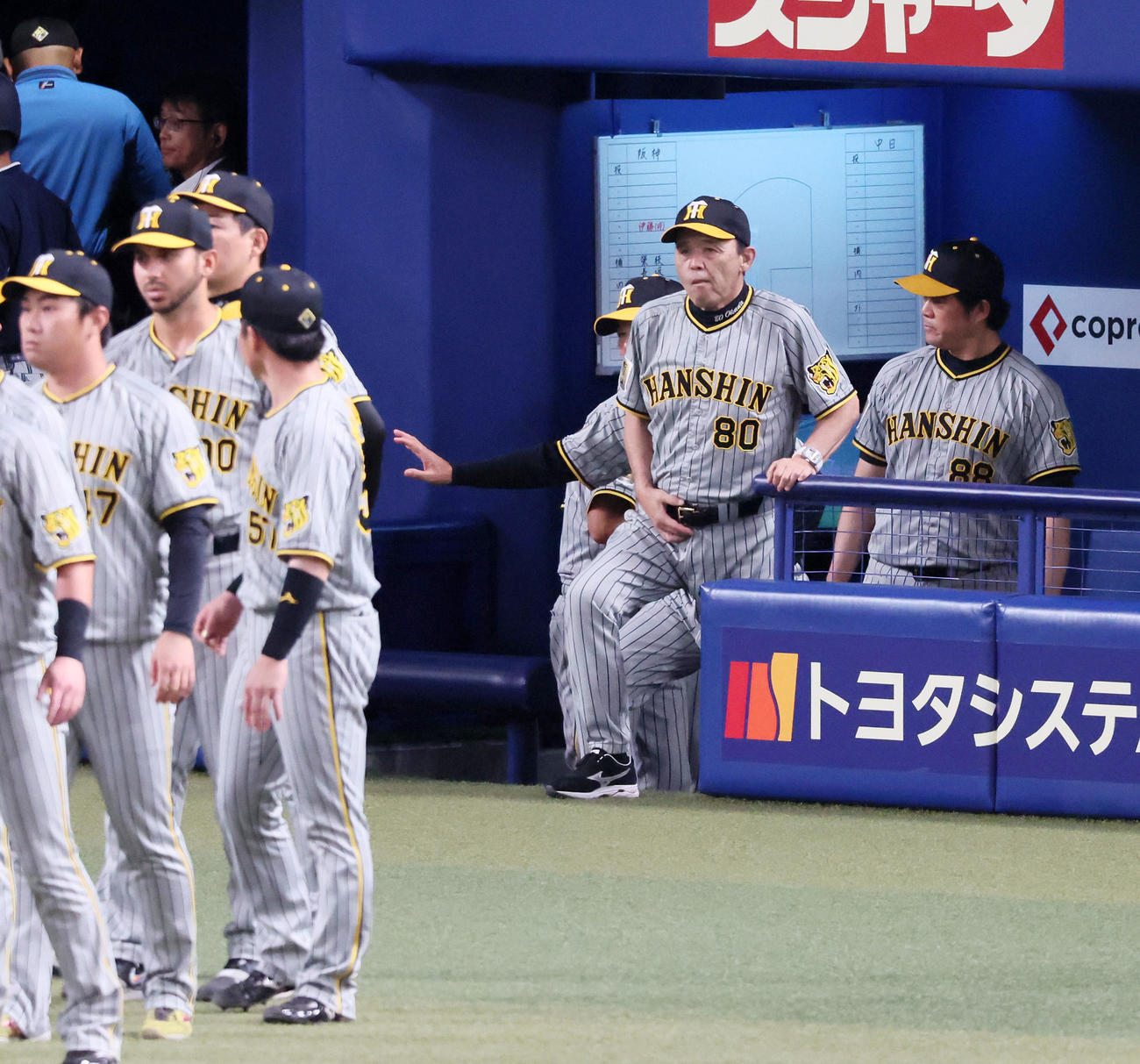 中日対阪神　中日と引き分けベンチからグラウンドへ出る岡田監督（撮影・加藤哉）
