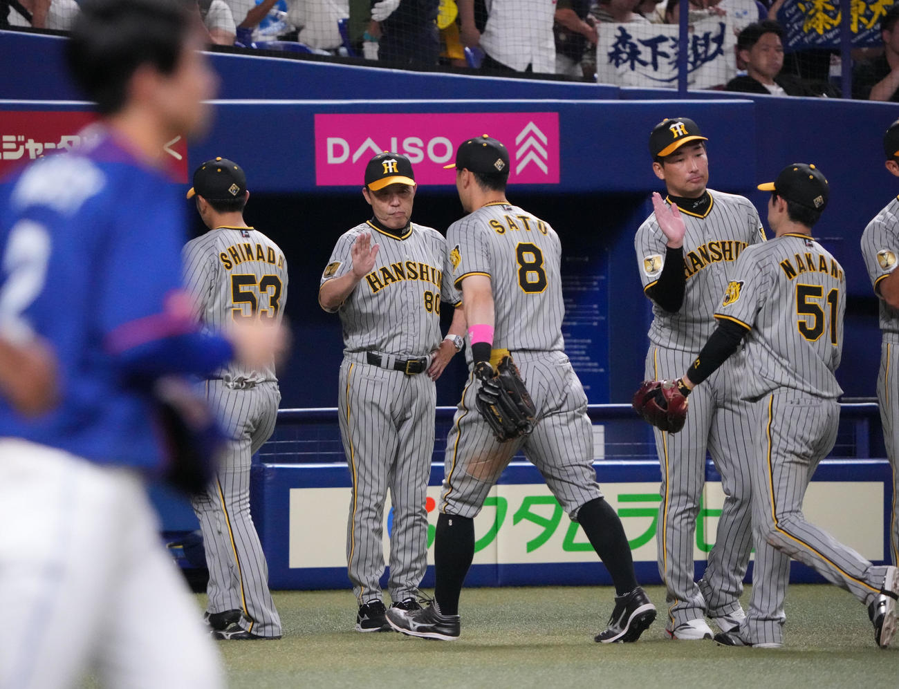 中日対阪神　試合終了、ナインを迎える岡田監督（中央）（撮影・森本幸一）