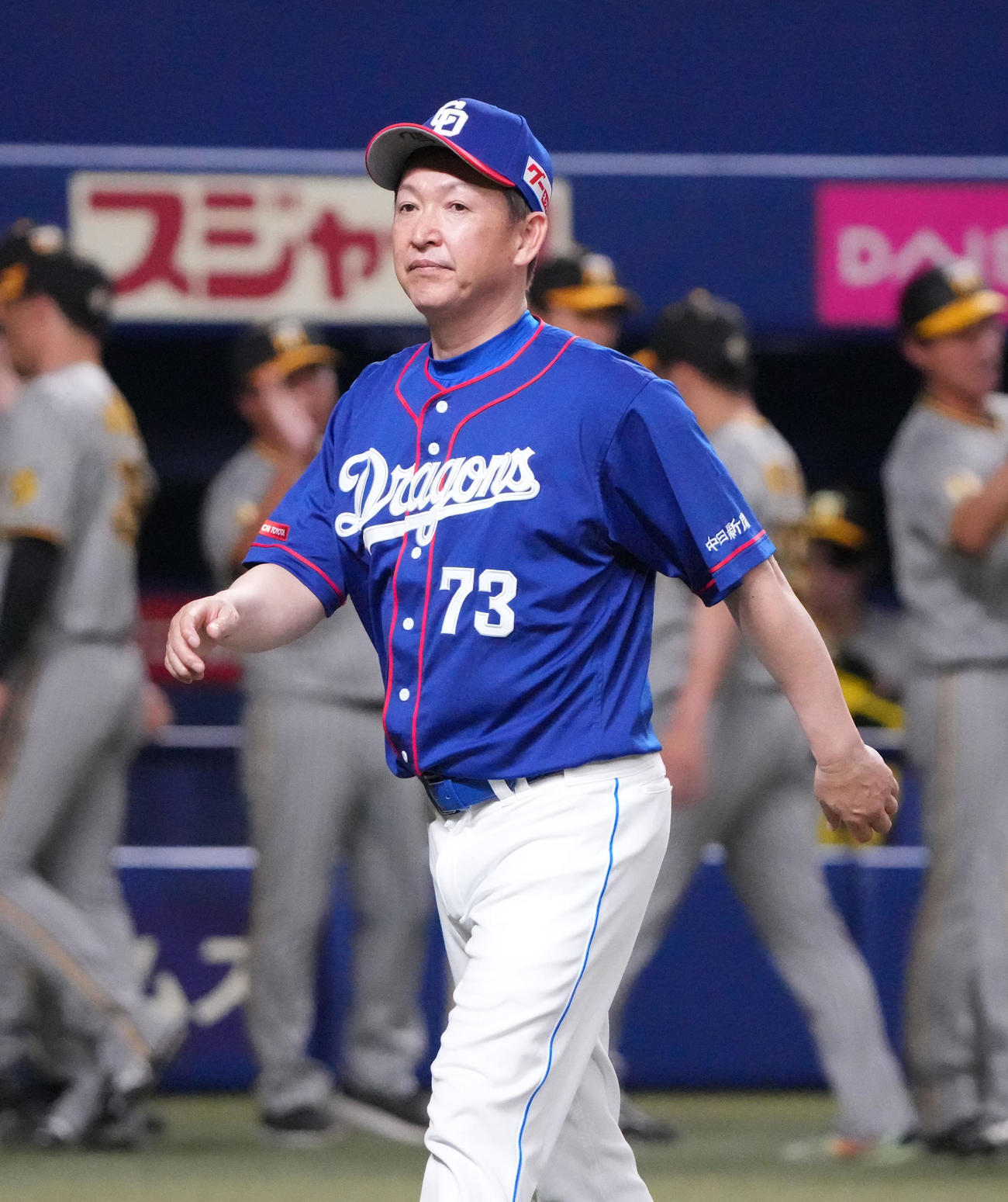 中日対阪神　試合終了、スタンドの観客に一礼し引き揚げる立浪監督（撮影・森本幸一）