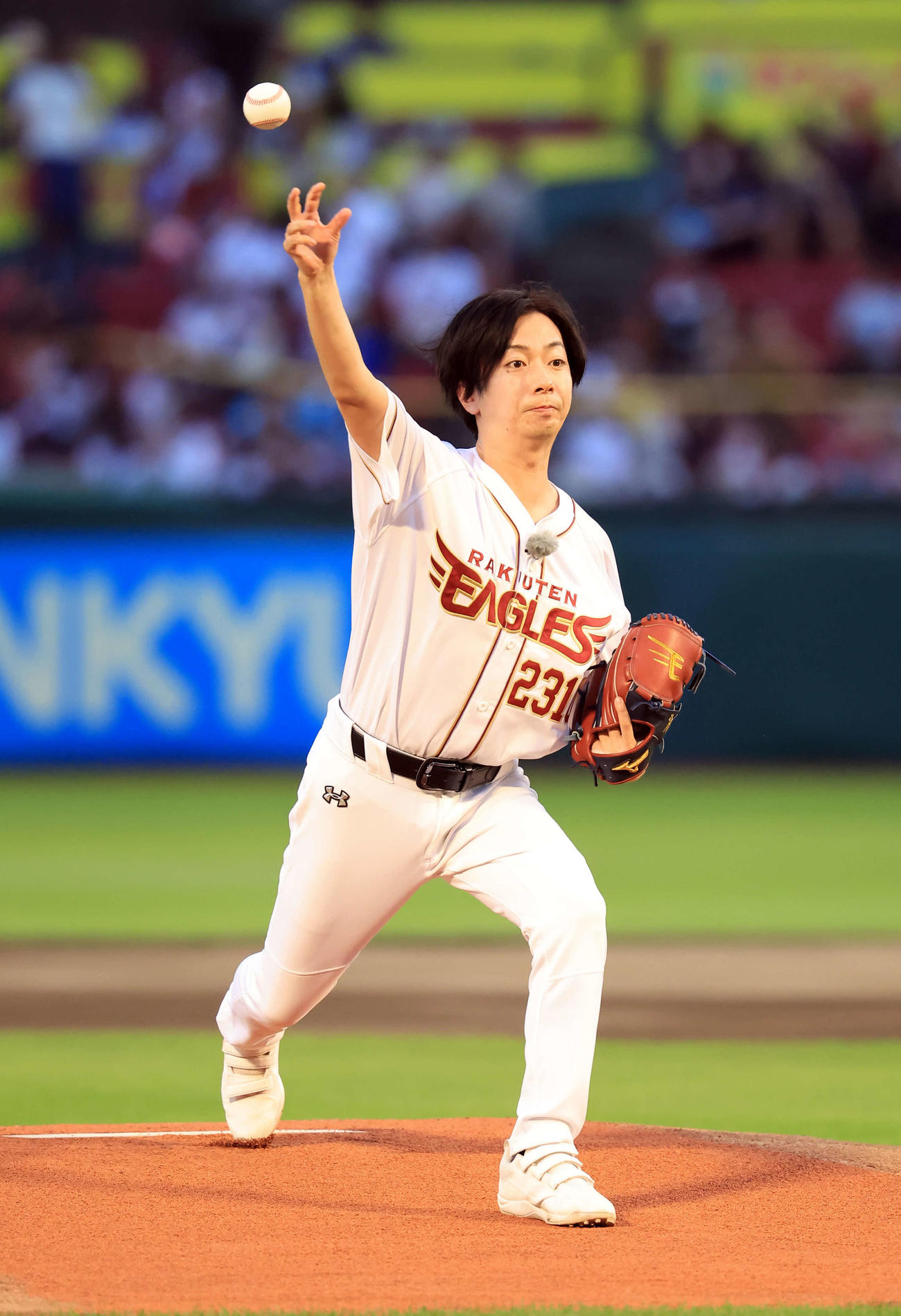 楽天対西武　セレモニアルピッチに登場した河合郁人（撮影・浅見桂子）