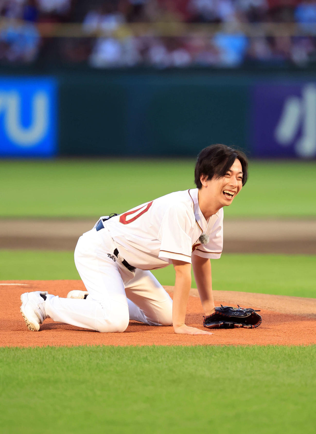 楽天対西武　セレモニアルピッチに登場した河合郁人（撮影・浅見桂子）