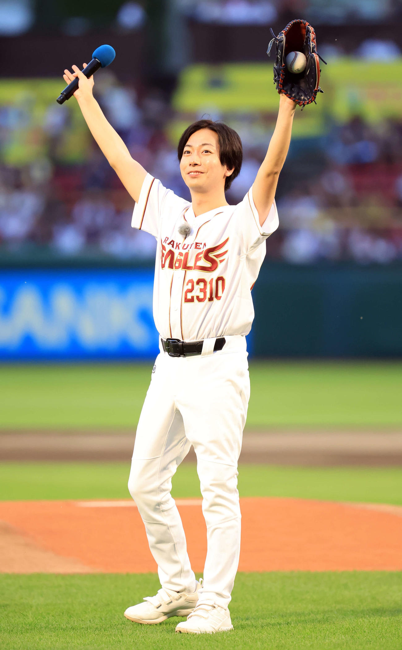 楽天対西武　セレモニアルピッチに登場した河合郁人（撮影・浅見桂子）