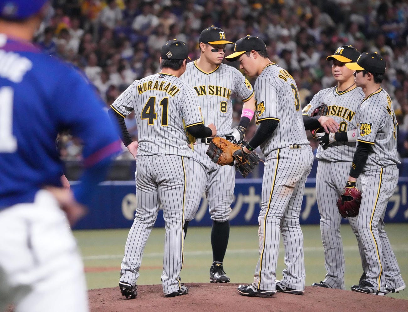 中日対阪神　5回裏中日2死二、三塁、マウンドを降りる村上（左）（撮影・森本幸一）