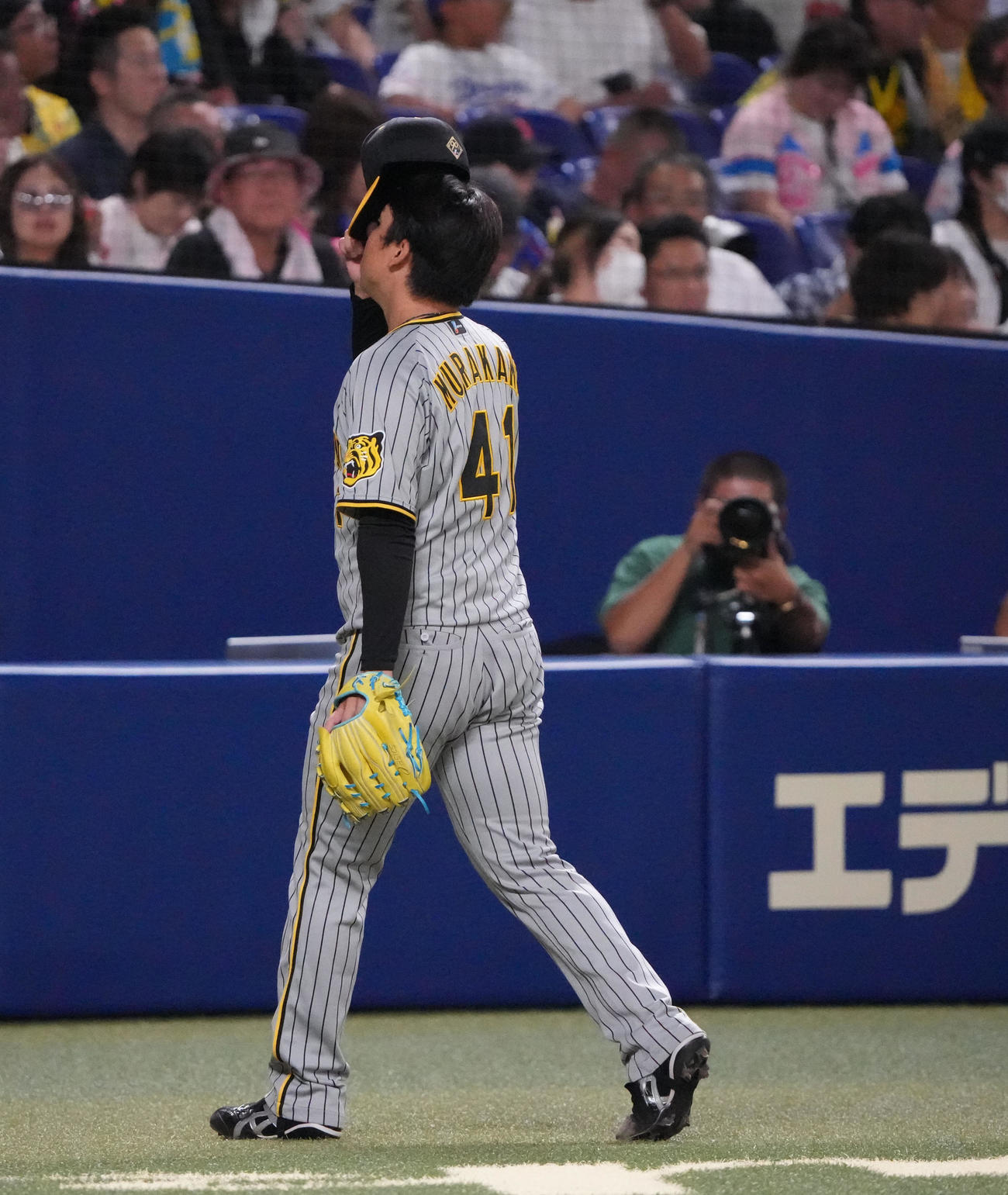中日対阪神　1回終了、ベンチへ戻る阪神先発の村上（撮影・森本幸一）