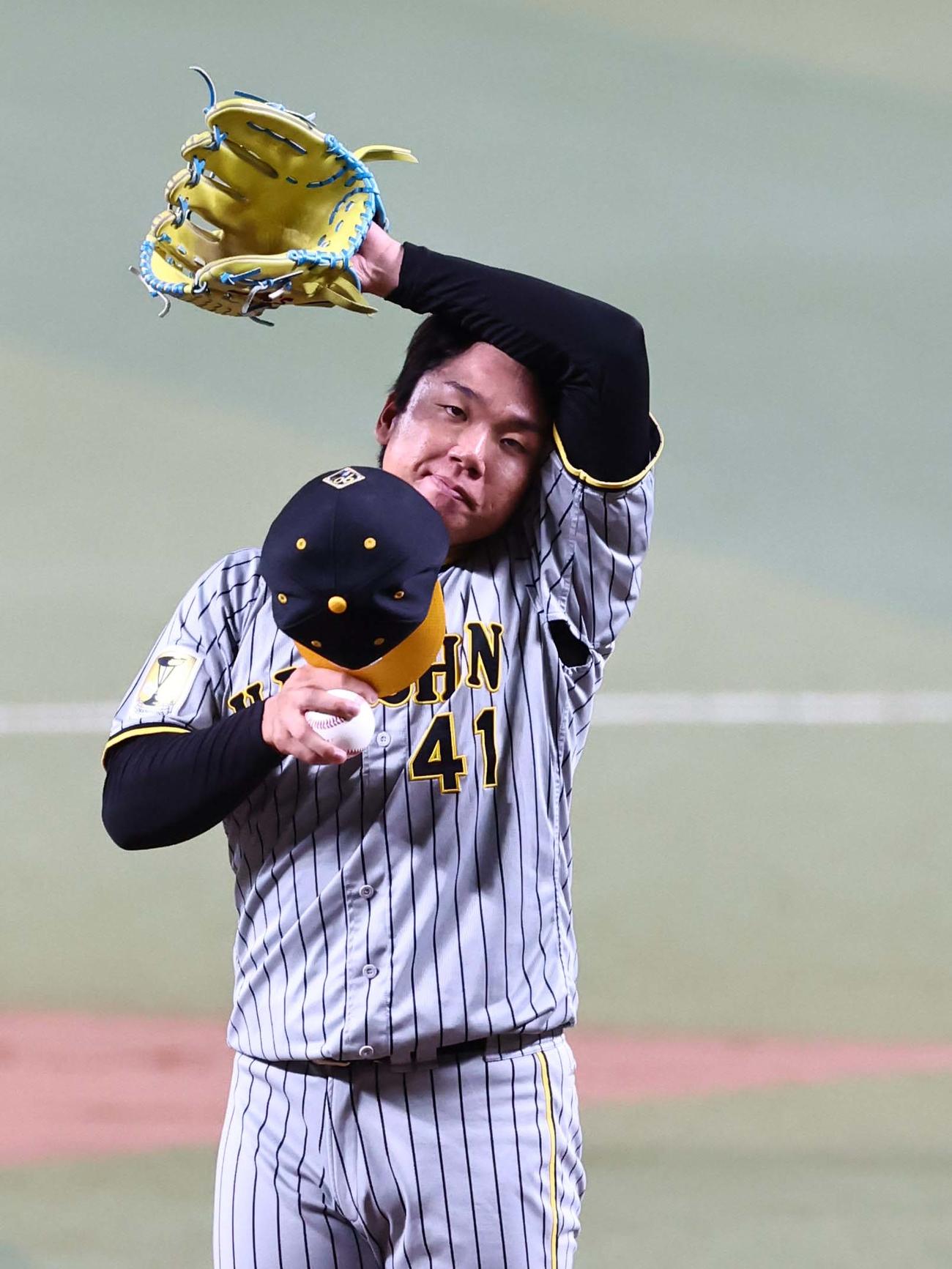 中日対阪神　1回裏中日2死満塁、村上は高橋周に逆転適時打を浴び汗をぬぐう（撮影・上田博志）