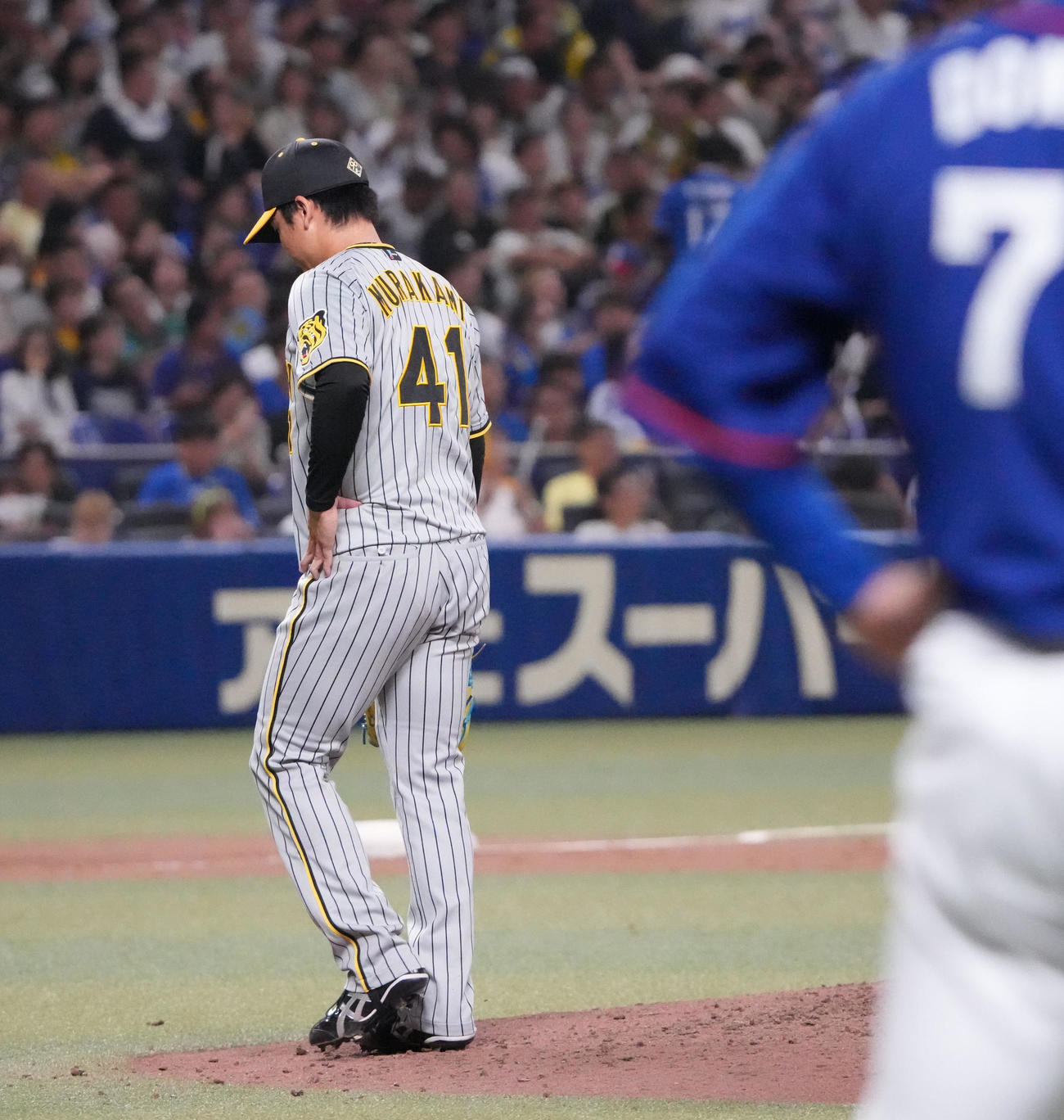 中日対阪神　5回裏中日2死二、三塁、マウンドを降りる村上（撮影・森本幸一）