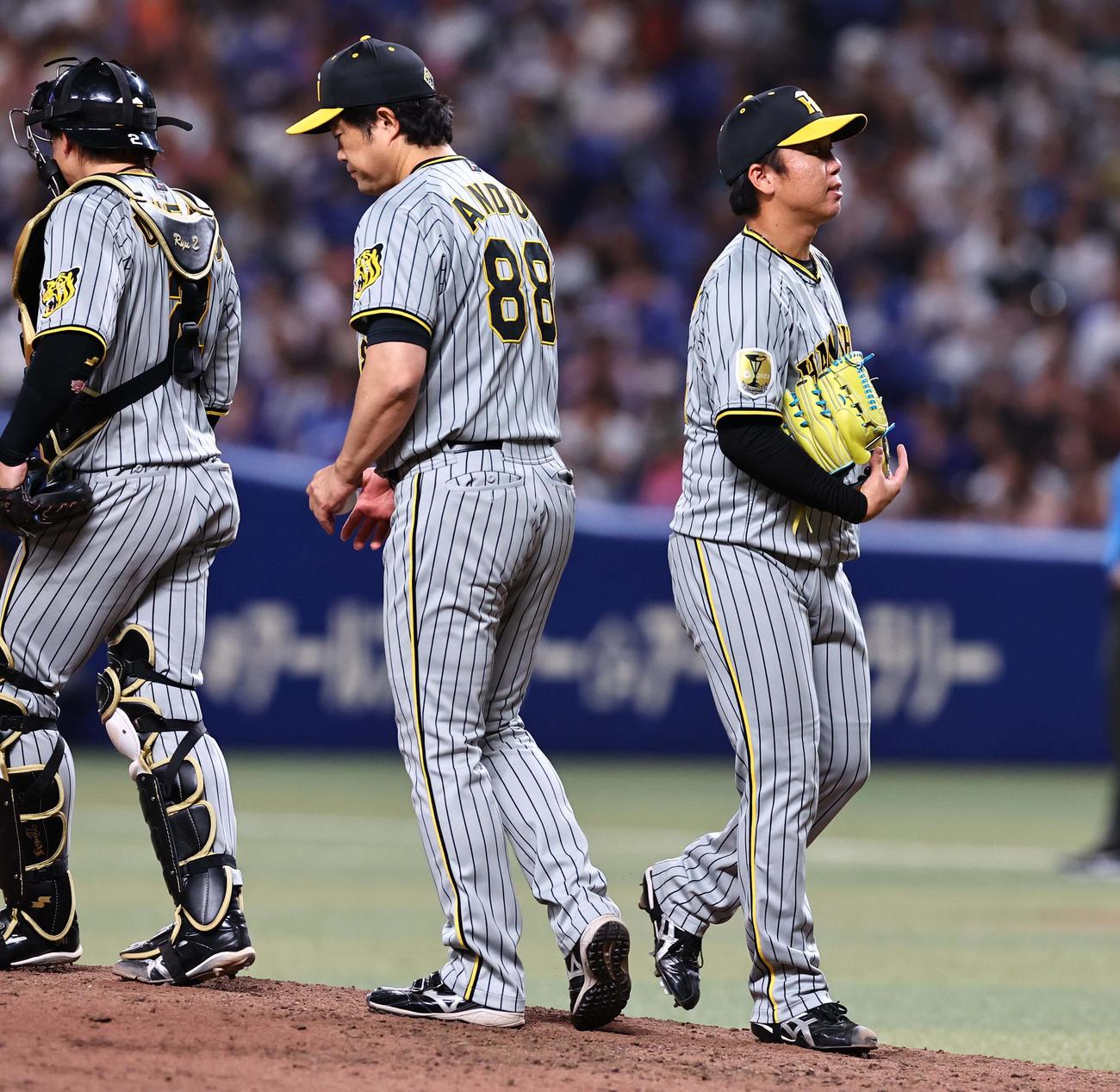 中日対阪神　村上頌樹（右）は5回途中で降板する（撮影・上田博志）