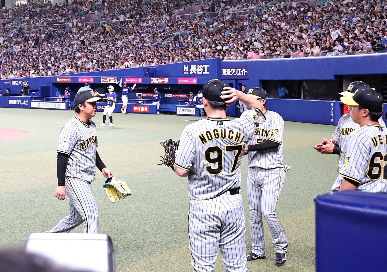 中日対阪神　村上頌樹（左）は5回途中で降板する（撮影・上田博志）