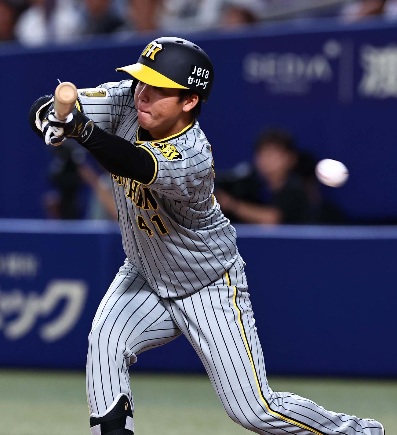 中日対阪神　2回表阪神無死一、二塁、村上は送りバントを失敗する（撮影・上田博志）