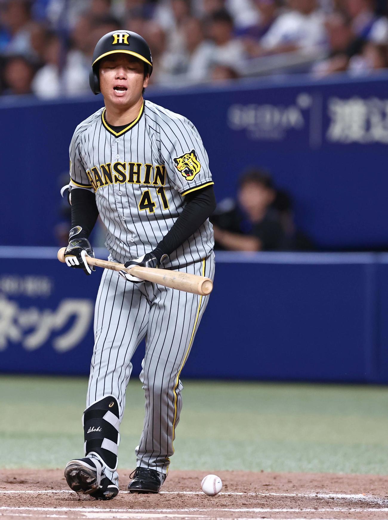 中日対阪神　2回表阪神無死一、二塁、村上は送りバントを失敗する（撮影・上田博志）