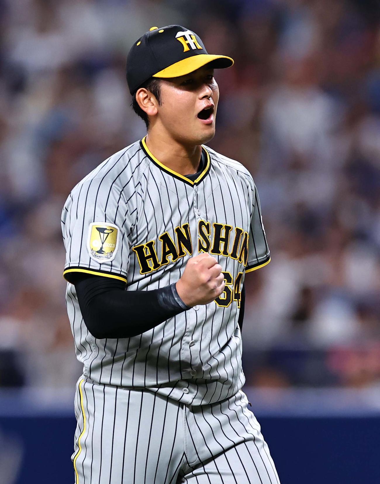 中日対阪神　11回裏中日2死満塁、岡留は田中から三振を奪いガッツポーズをする（撮影・上田博志）