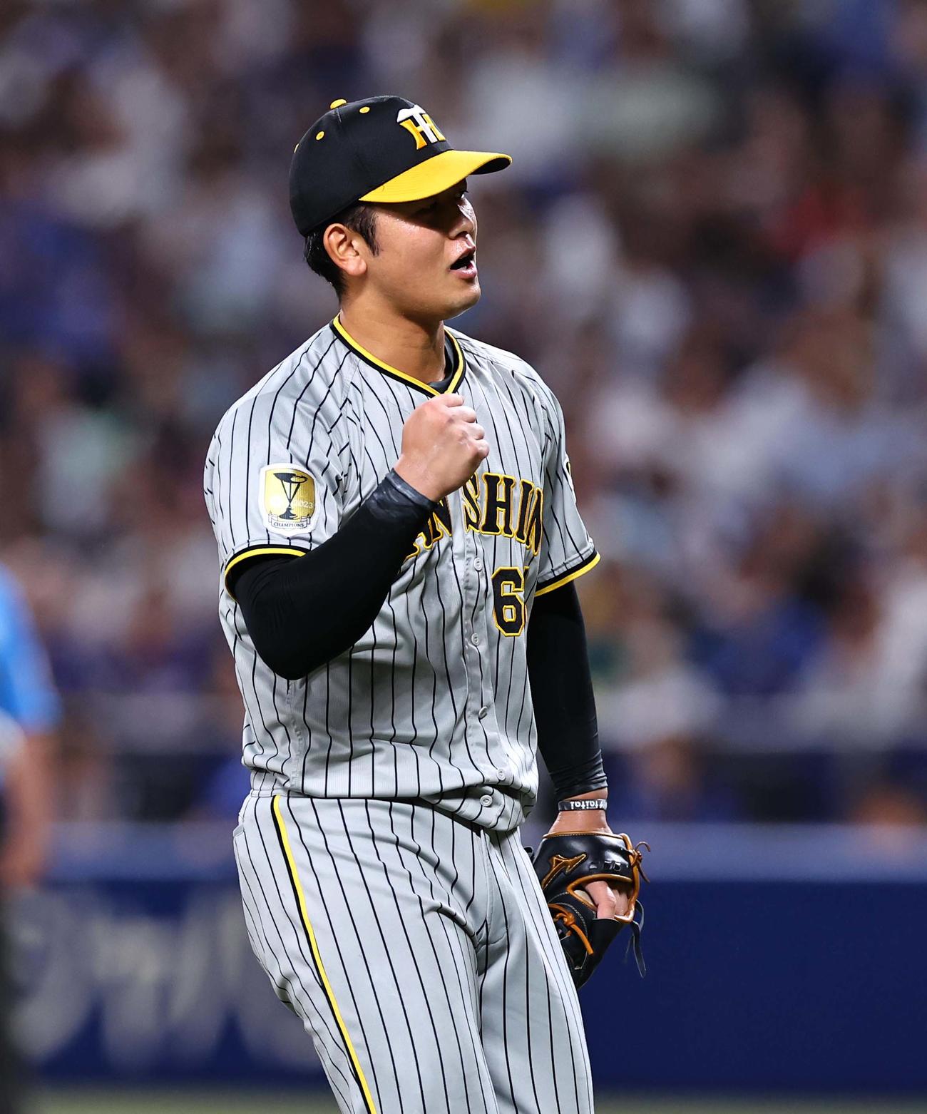 中日対阪神　11回裏中日2死満塁、岡留は田中から三振を奪いガッツポーズをする（撮影・上田博志）